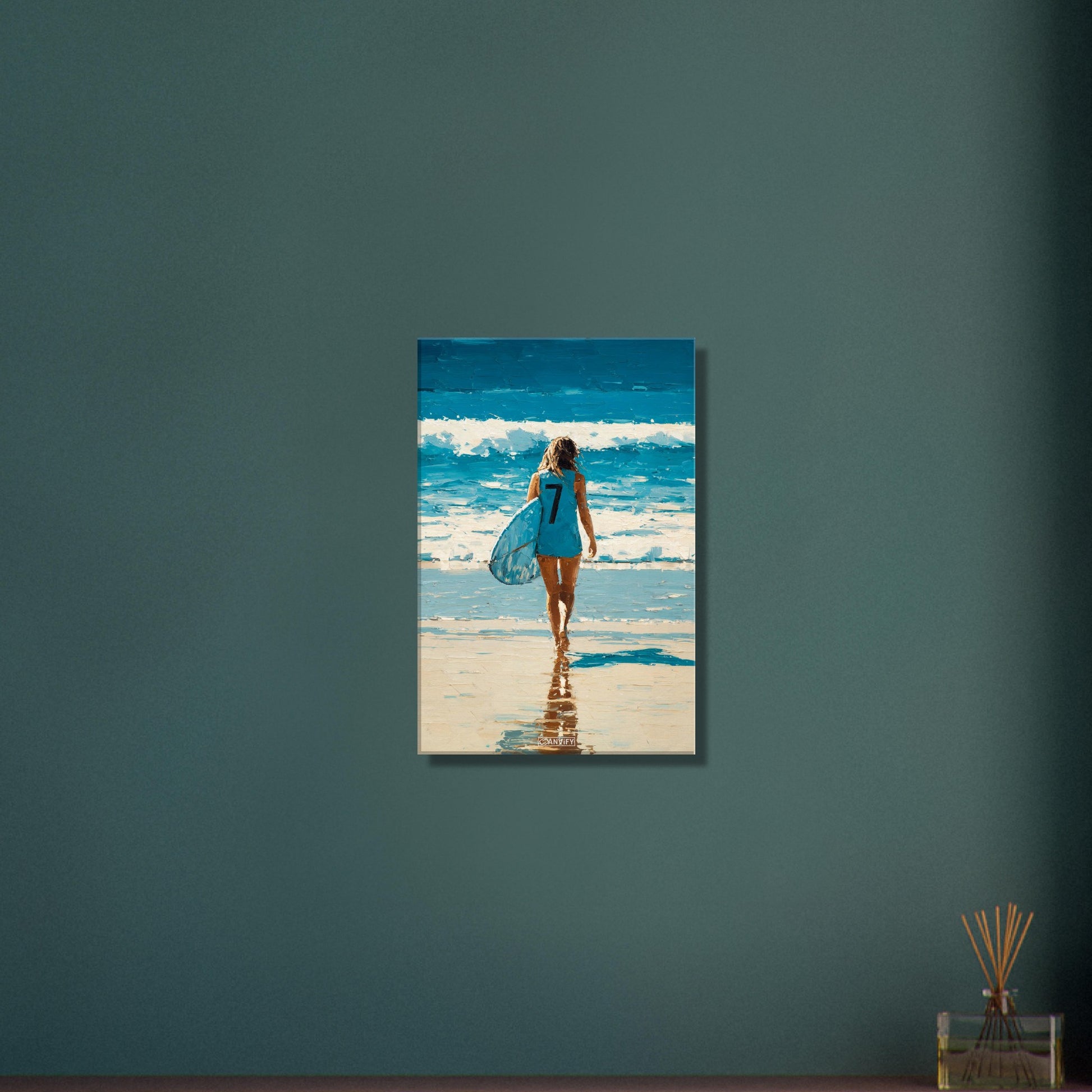 Surfermädchen mit blauem Neopren-Top und einem Surfbrett in der Hand auf einer Leinwand