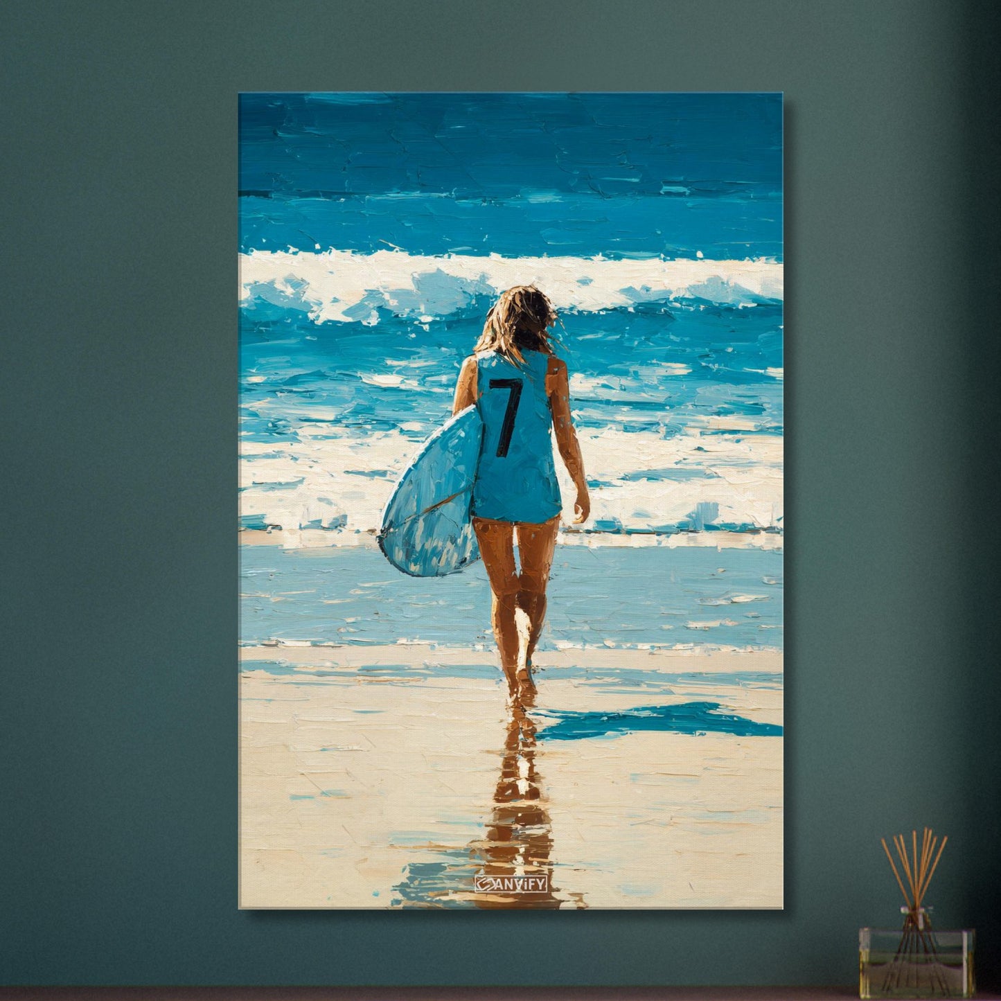 Surfermädchen mit blauem Neopren-Top und einem Surfbrett in der Hand auf einer Leinwand