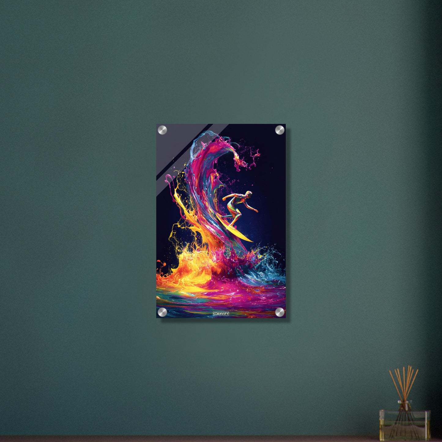Bunter Surfer am Surfbrett im bunten Wasser auf einem Acrylbild