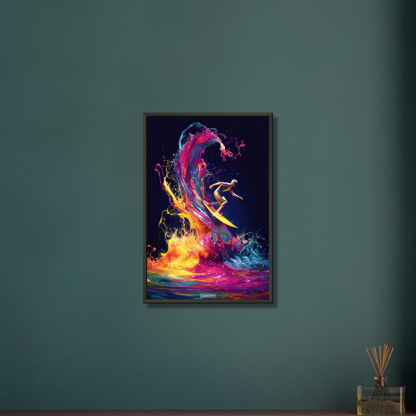 Bunter Surfer am Surfbrett im bunten Wasser auf einem Poster im Metallrahmen