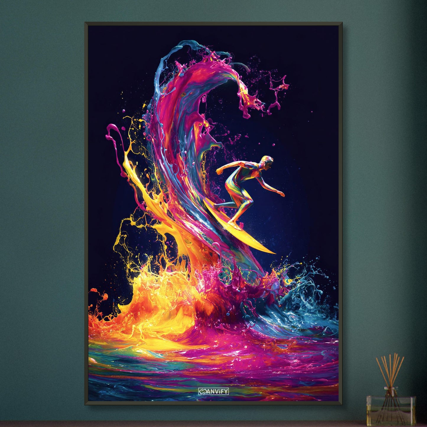 Bunter Surfer am Surfbrett im bunten Wasser auf einem Poster im Metallrahmen