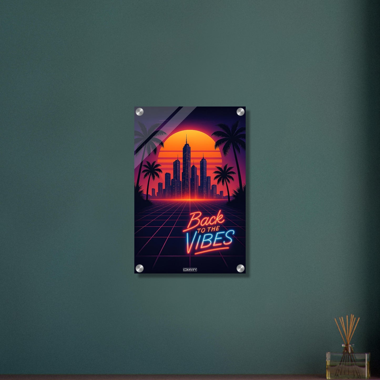 Synthwave Skyline mit Neon-Schriftzug 'Back to the Vibes' vor Sonnenuntergang und Palmen-Silhouetten auf einem Acrylbild