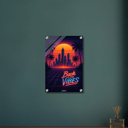 Synthwave Skyline mit Neon-Schriftzug 'Back to the Vibes' vor Sonnenuntergang und Palmen-Silhouetten auf einem Acrylbild