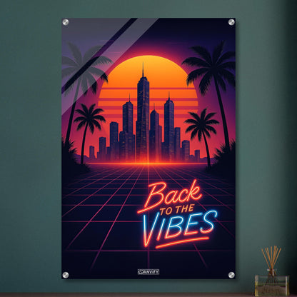 Synthwave Skyline mit Neon-Schriftzug 'Back to the Vibes' vor Sonnenuntergang und Palmen-Silhouetten auf einem Acrylbild