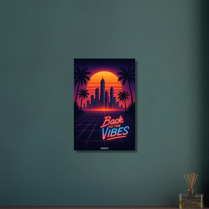 Synthwave Skyline mit Neon-Schriftzug 'Back to the Vibes' vor Sonnenuntergang und Palmen-Silhouetten auf Aluminium