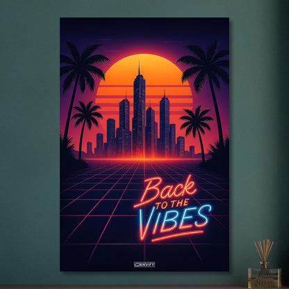Synthwave Skyline mit Neon-Schriftzug 'Back to the Vibes' vor Sonnenuntergang und Palmen-Silhouetten auf Aluminium