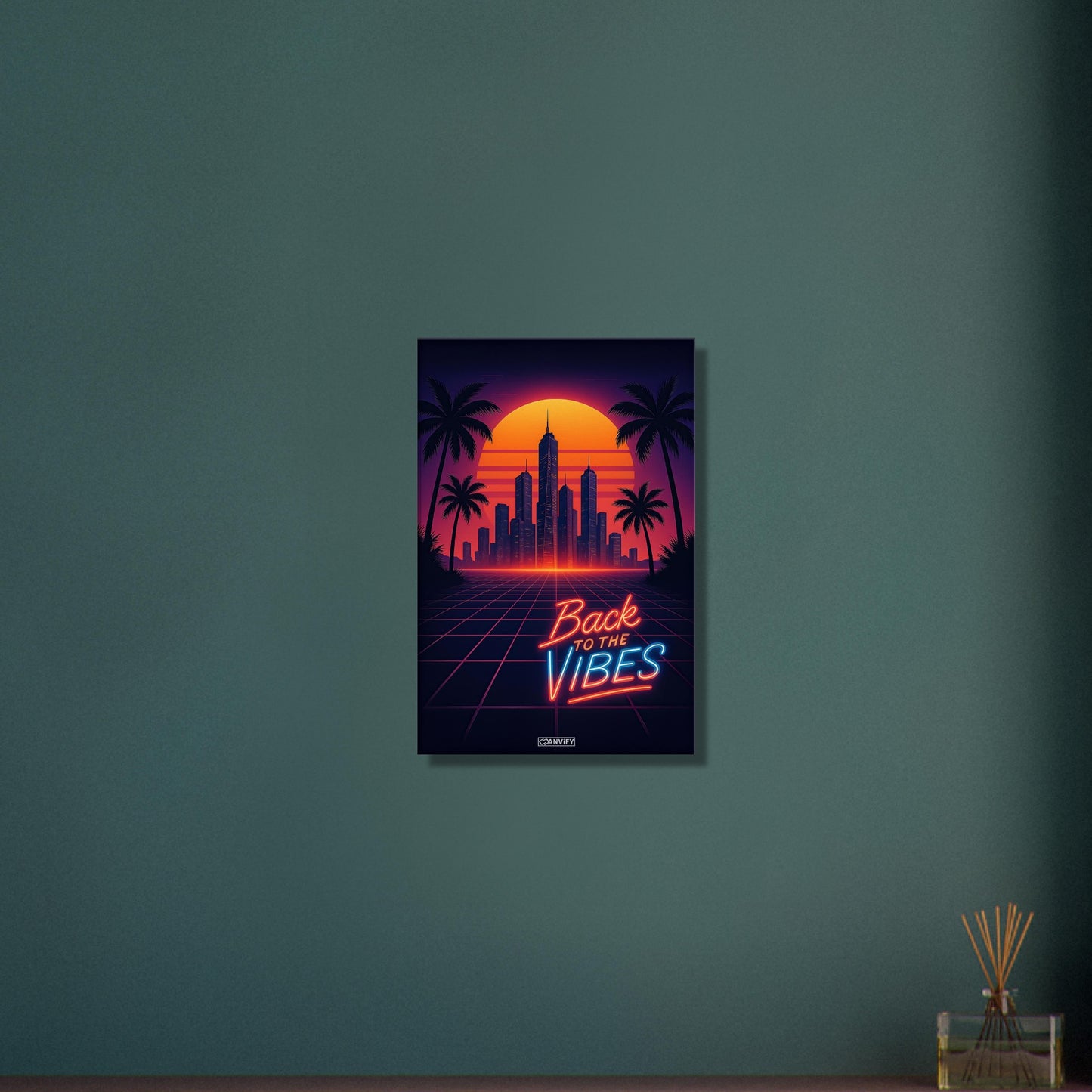 Synthwave Skyline mit Neon-Schriftzug 'Back to the Vibes' vor Sonnenuntergang und Palmen-Silhouetten auf einer Leinwand