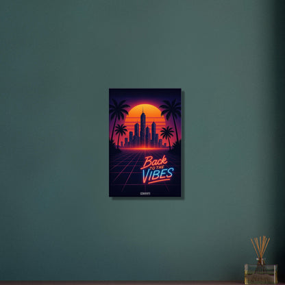Synthwave Skyline mit Neon-Schriftzug 'Back to the Vibes' vor Sonnenuntergang und Palmen-Silhouetten auf einer Leinwand