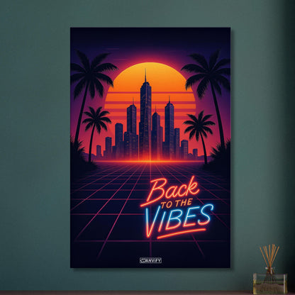 Synthwave Skyline mit Neon-Schriftzug 'Back to the Vibes' vor Sonnenuntergang und Palmen-Silhouetten auf einer Leinwand