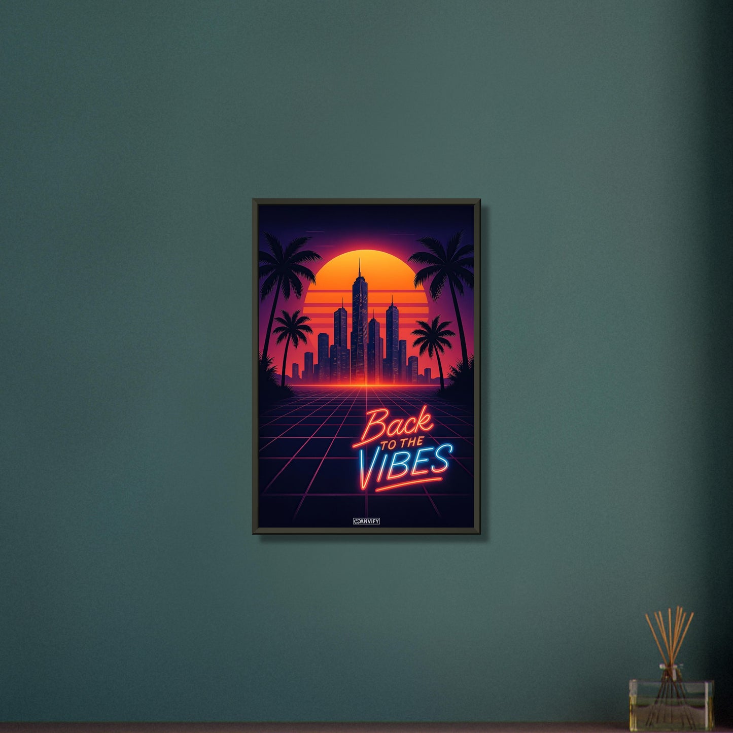 Synthwave Skyline mit Neon-Schriftzug 'Back to the Vibes' vor Sonnenuntergang und Palmen-Silhouetten auf einem Poster im Metallrahmen