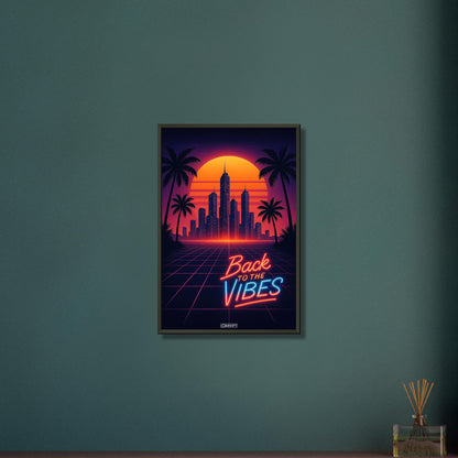 Synthwave Skyline mit Neon-Schriftzug 'Back to the Vibes' vor Sonnenuntergang und Palmen-Silhouetten auf einem Poster im Metallrahmen
