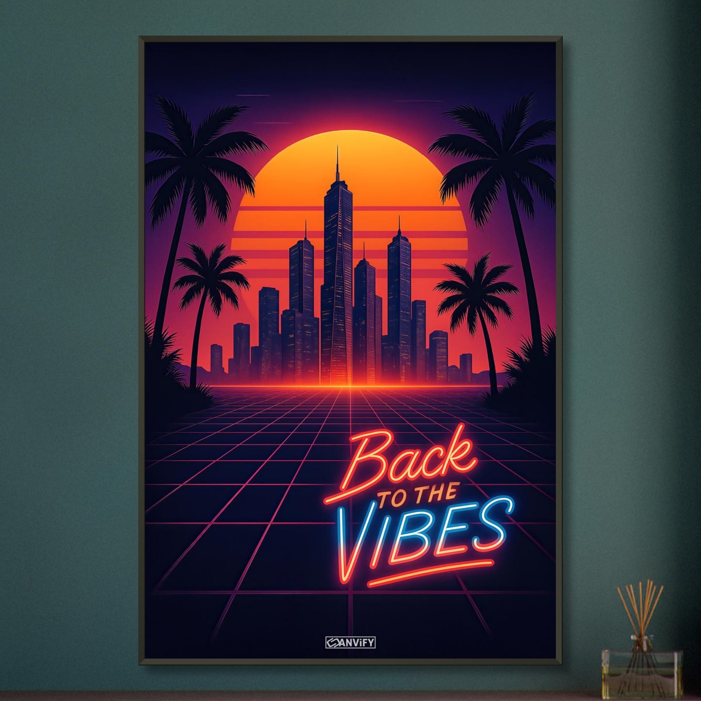 Synthwave Skyline mit Neon-Schriftzug 'Back to the Vibes' vor Sonnenuntergang und Palmen-Silhouetten auf einem Poster im Metallrahmen
