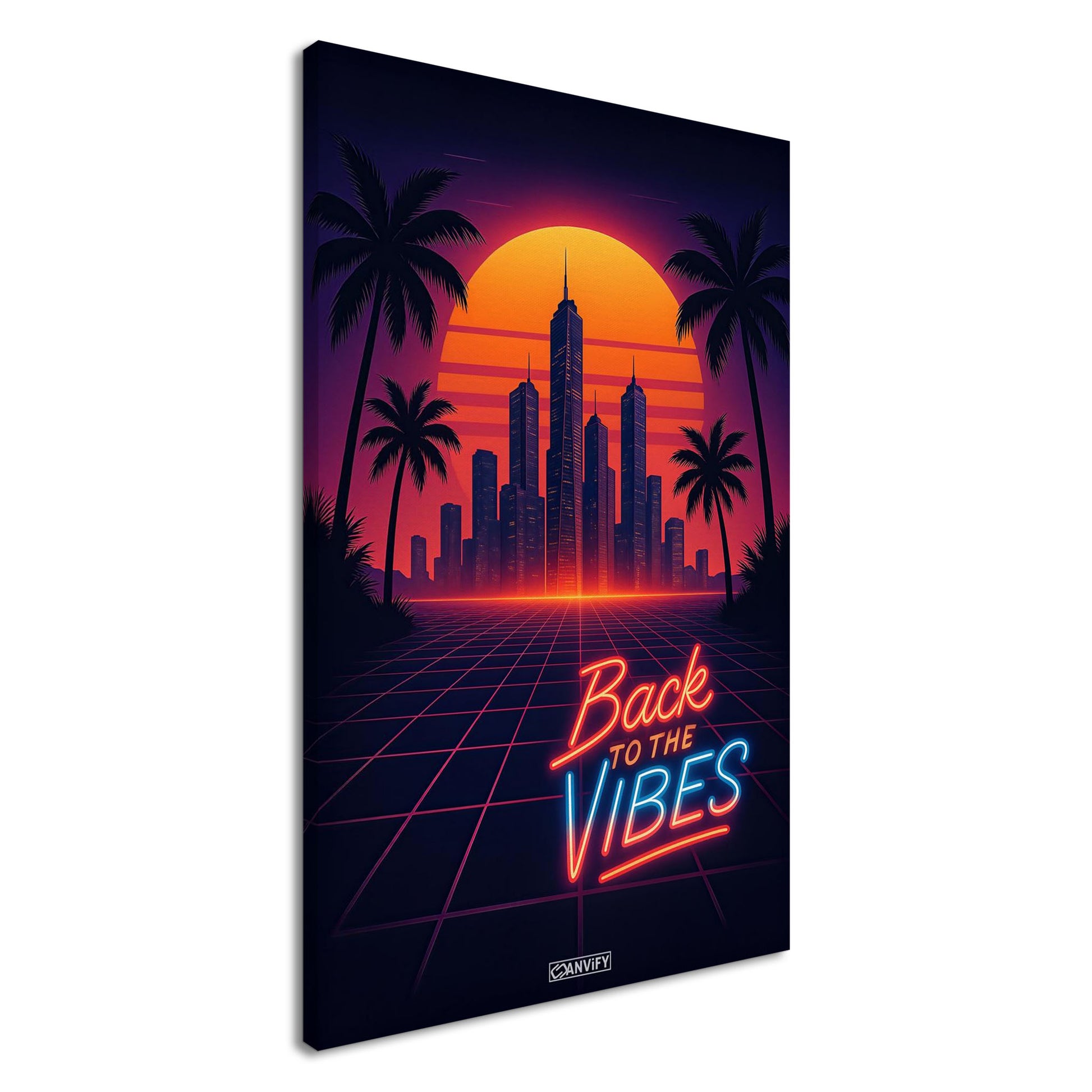 Synthwave Skyline mit Neon-Schriftzug 'Back to the Vibes' vor Sonnenuntergang und Palmen-Silhouetten auf einer Leinwand