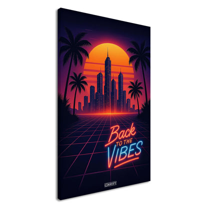 Synthwave Skyline mit Neon-Schriftzug 'Back to the Vibes' vor Sonnenuntergang und Palmen-Silhouetten auf einer Leinwand
