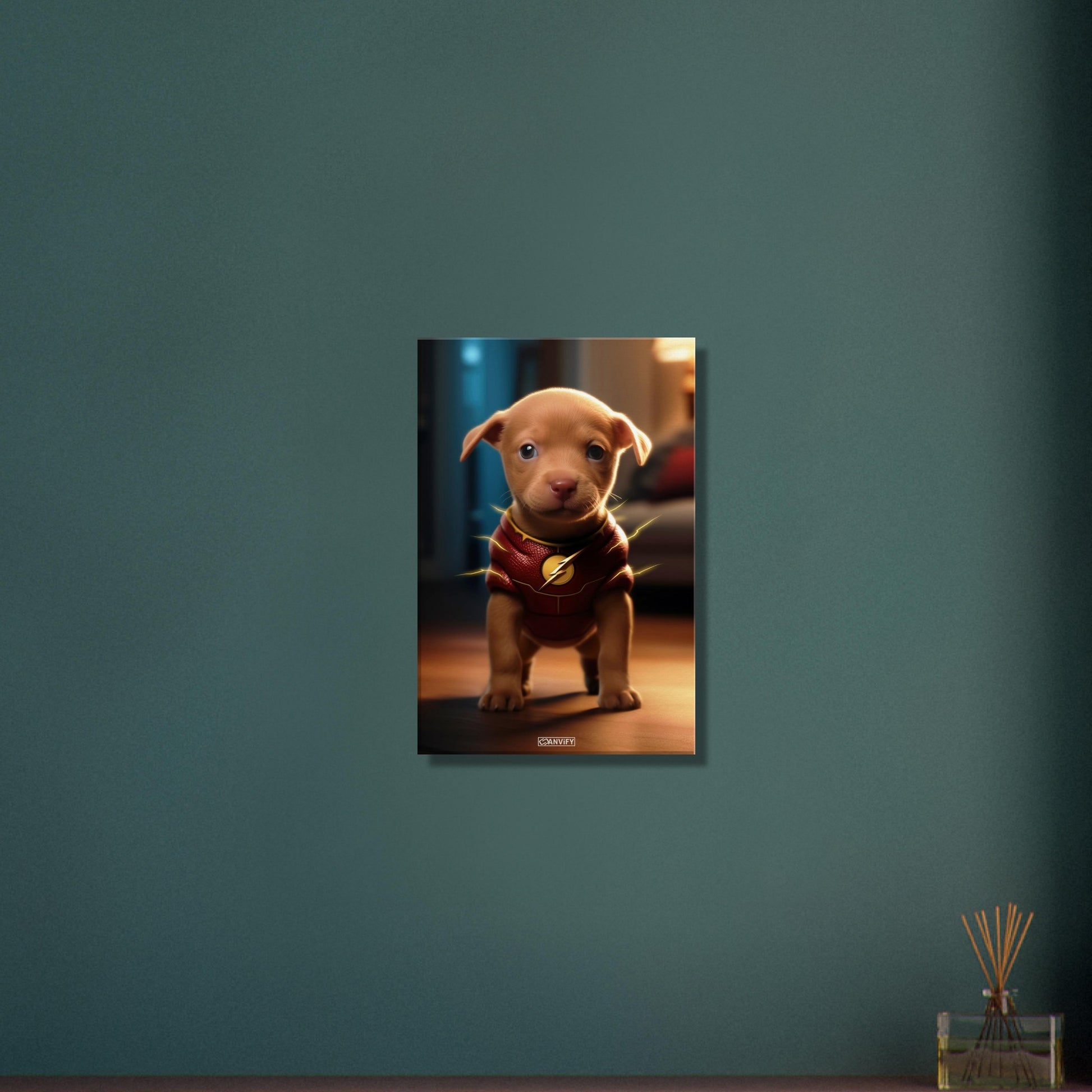 Golden Retriever in einem Superhelden Kostüm von The Flash auf einer Leinwand