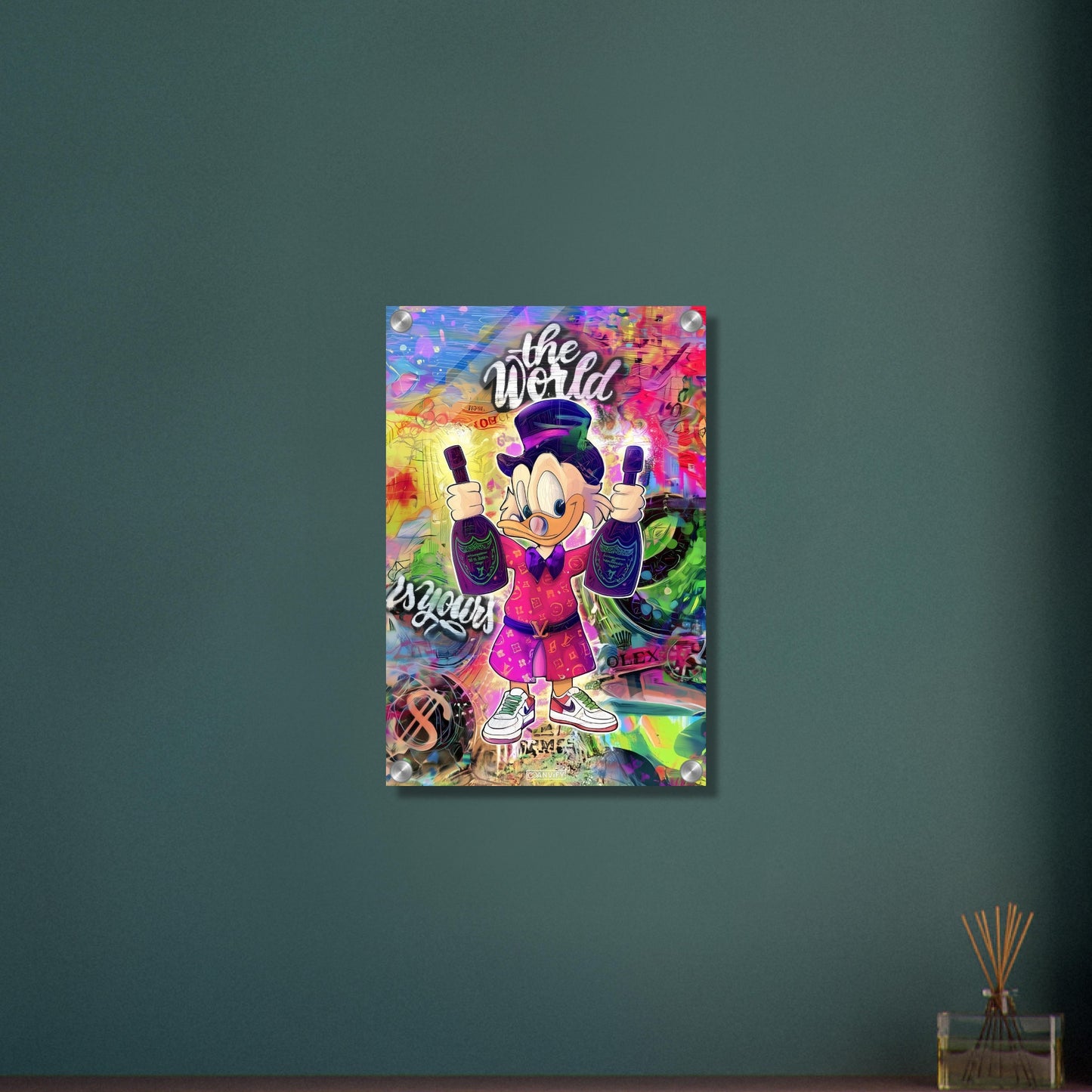 Dagobert Duck mit Champagnerflaschen und einem Luxus Bademantel im abstrakten Pop Art Stil auf einem Acrylbild