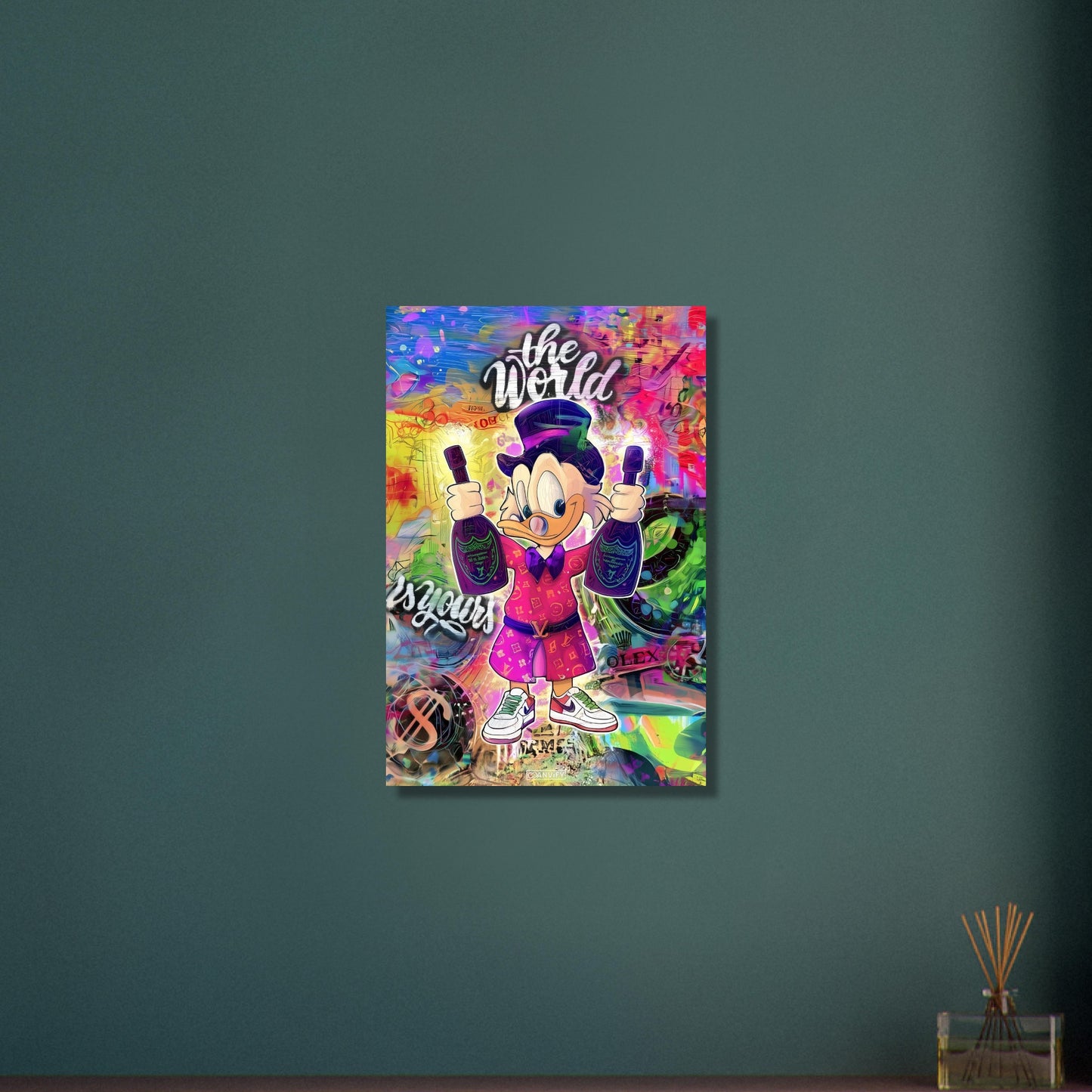 Dagobert Duck mit Champagnerflaschen und einem Luxus Bademantel im abstrakten Pop Art Stil auf Aluminium