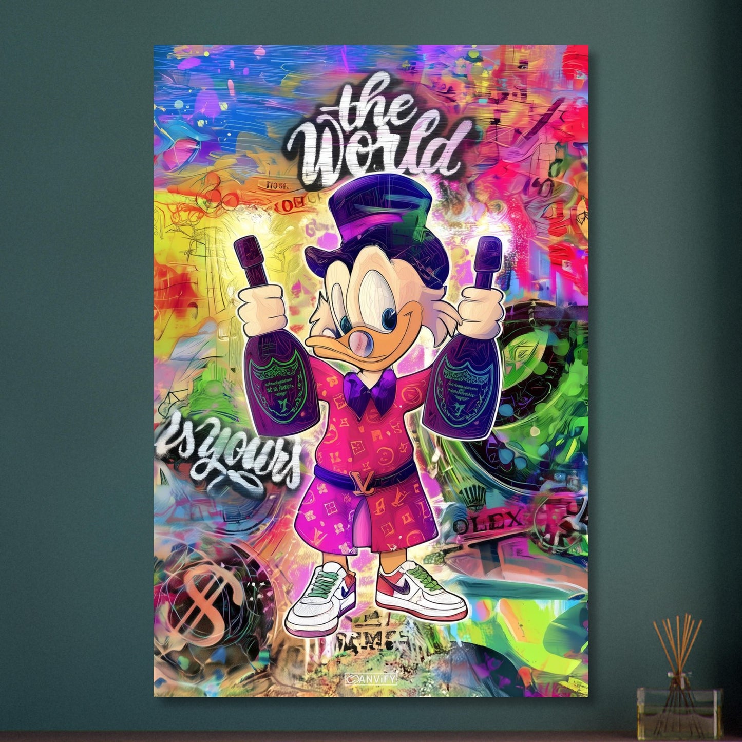 Dagobert Duck mit Champagnerflaschen und einem Luxus Bademantel im abstrakten Pop Art Stil auf Aluminium