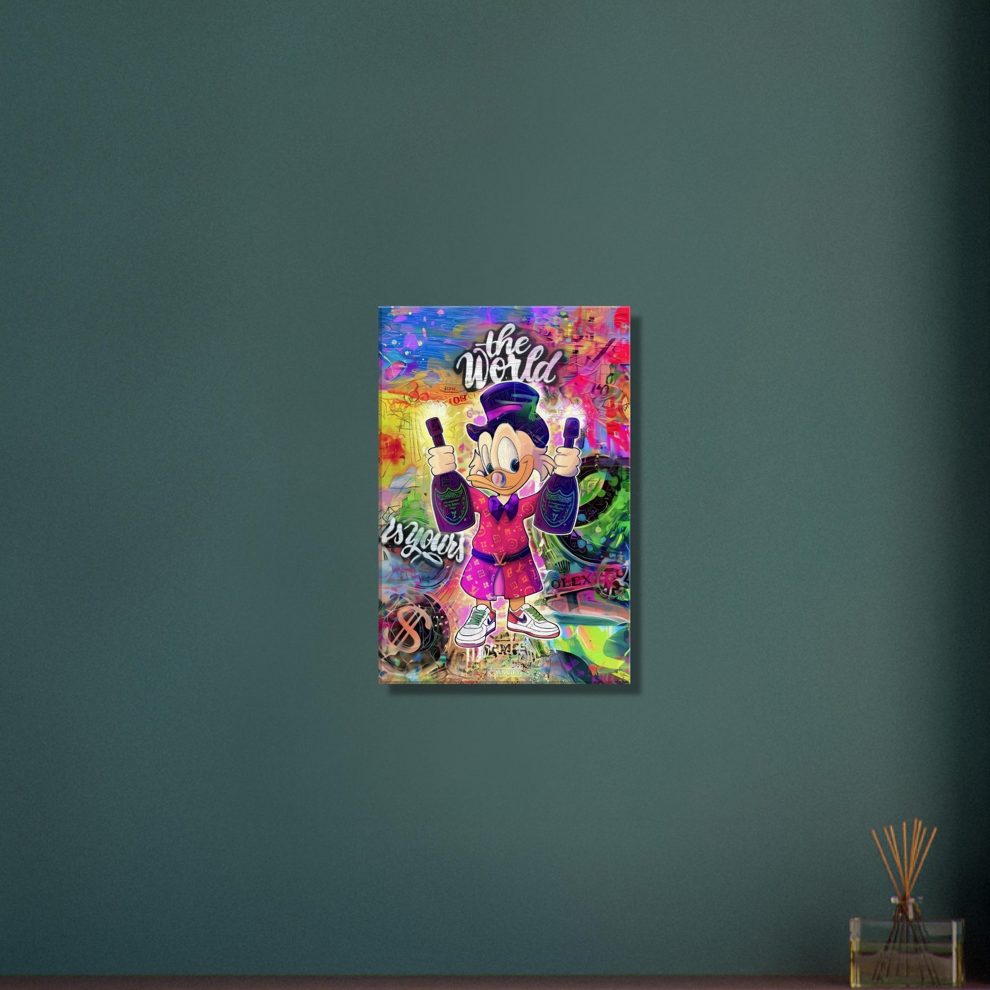 Dagobert Duck mit Champagnerflaschen und einem Luxus Bademantel im abstrakten Pop Art Stil auf einer Leinwand