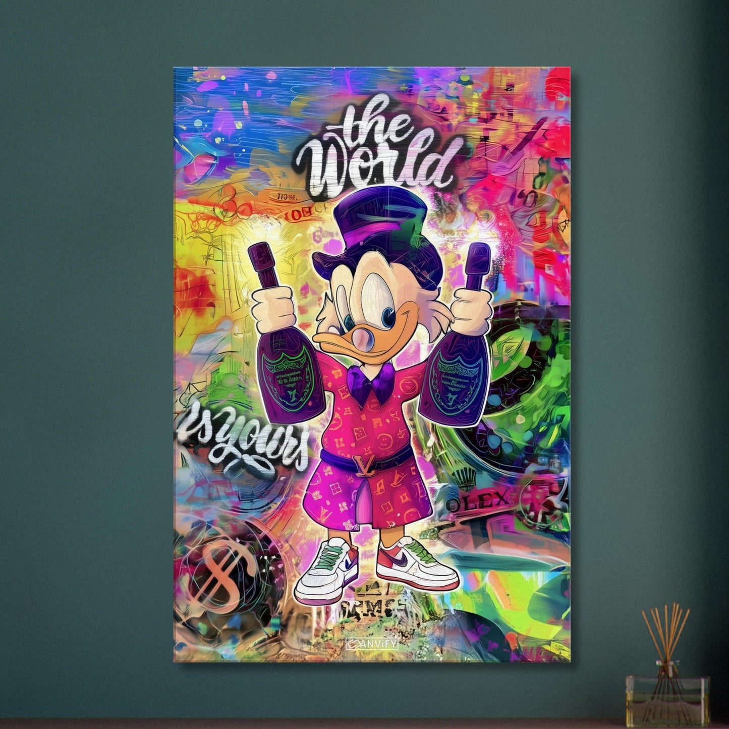 Dagobert Duck mit Champagnerflaschen und einem Luxus Bademantel im abstrakten Pop Art Stil auf einer Leinwand