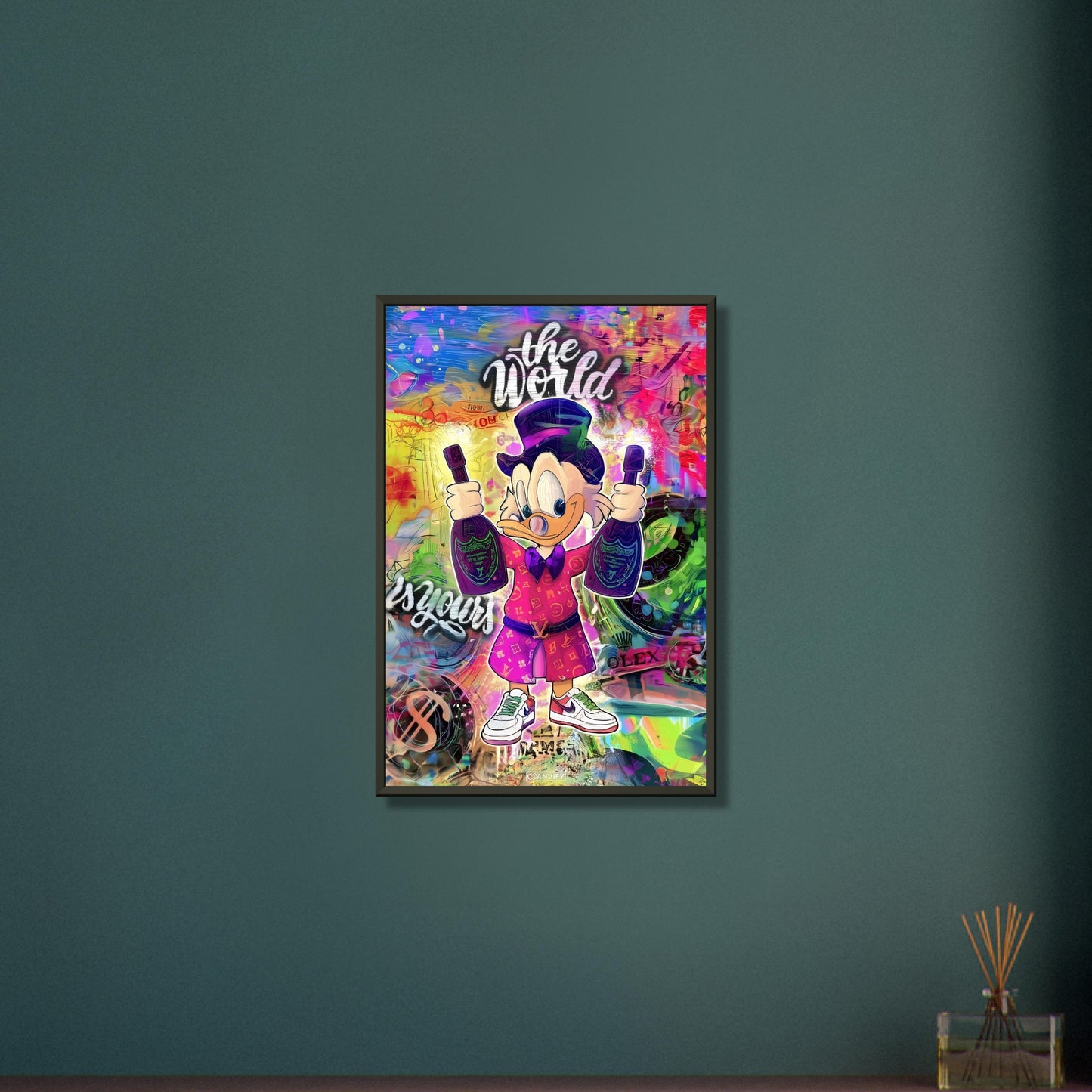 Dagobert Duck mit Champagnerflaschen und einem Luxus Bademantel im abstrakten Pop Art Stil auf einem Poster im Metallrahmen