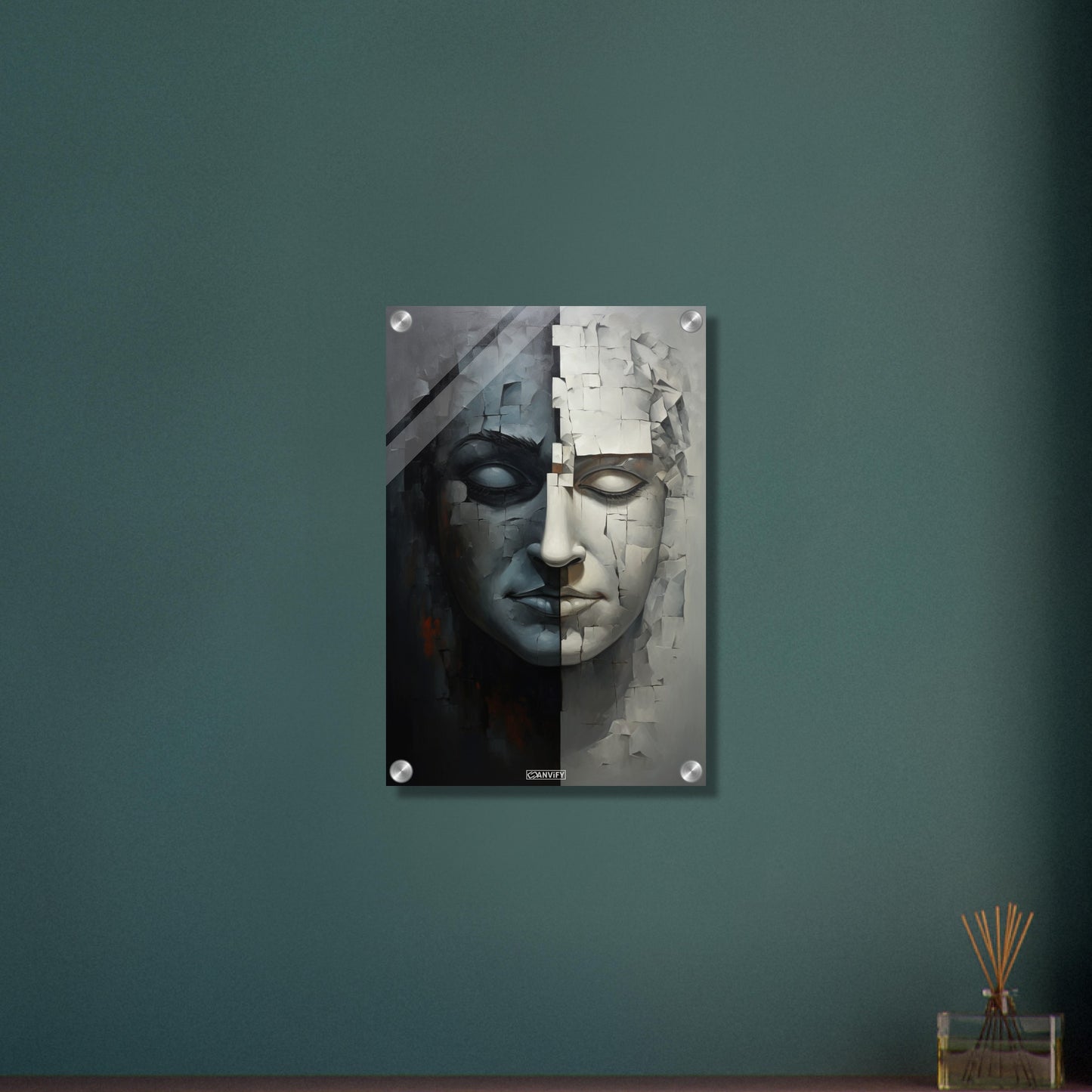 Abstraktes Gesicht in Stein gemeißelt und in Schwarzer und Weißer Farbe auf einem Acrylbild