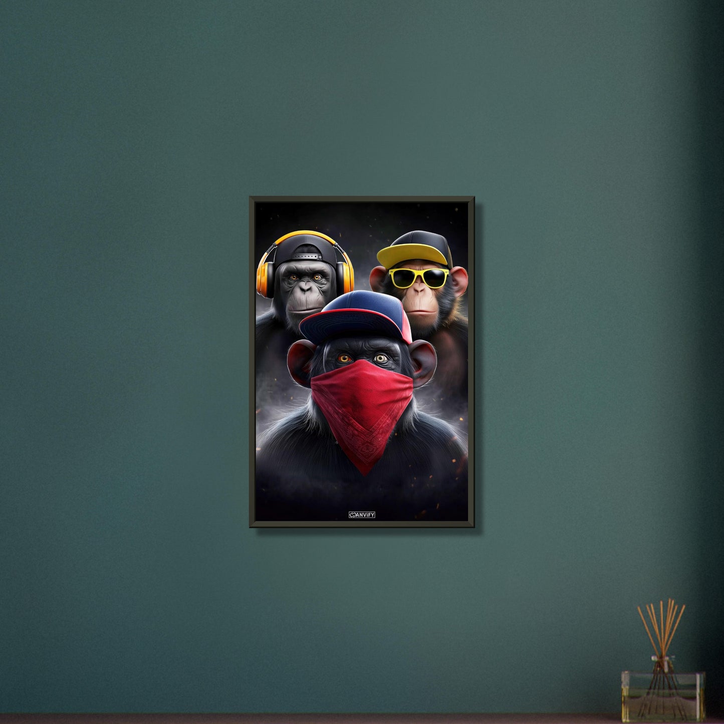 3 weise Affen mit Kopfhörer, Sonnenbrille, Bandana und Kappen auf einem Poster im Metallrahmen