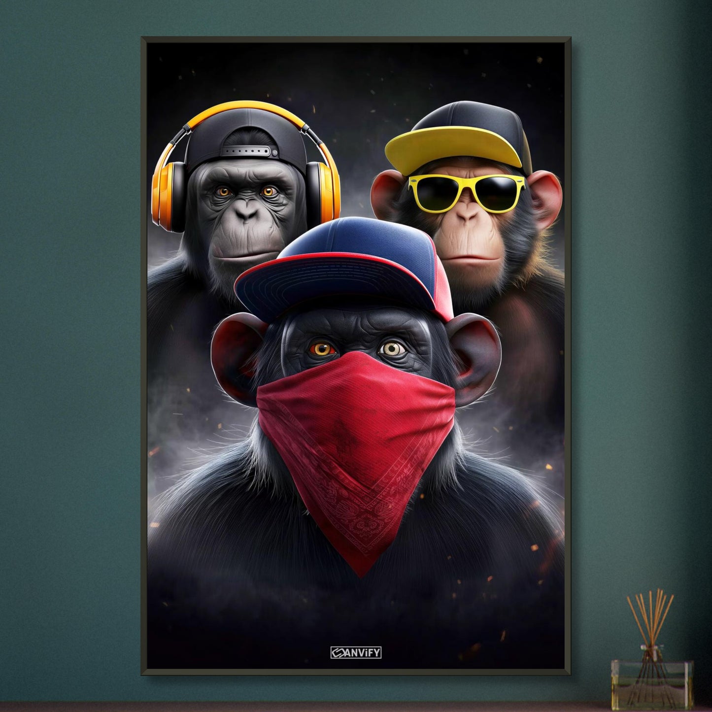 3 weise Affen mit Kopfhörer, Sonnenbrille, Bandana und Kappen auf einem Poster im Metallrahmen