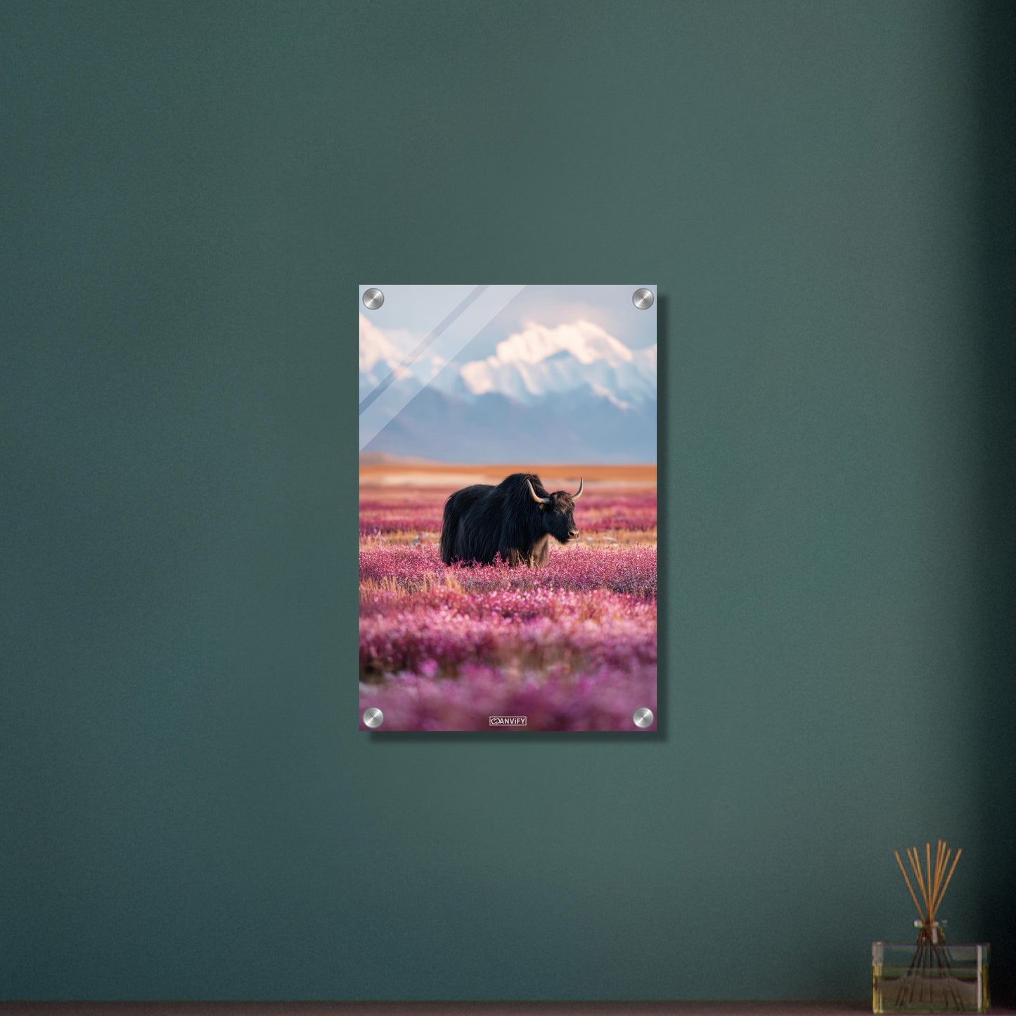 Schwarzer tibetanischer Yak auf einer Blumenwiese mit schneebedeckten Bergen im Hintergrund auf einem Acrylbild