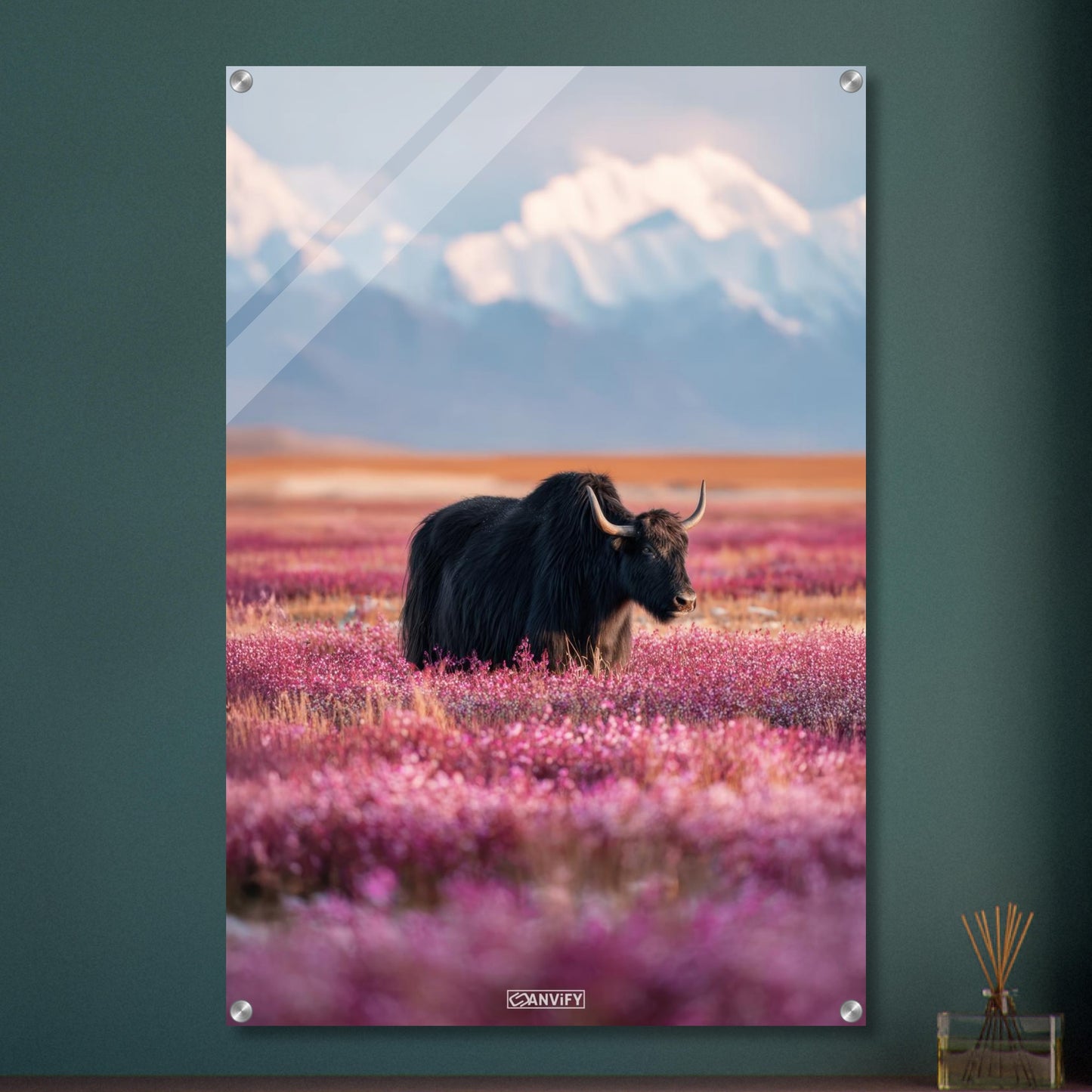 Schwarzer tibetanischer Yak auf einer Blumenwiese mit schneebedeckten Bergen im Hintergrund auf einem Acrylbild
