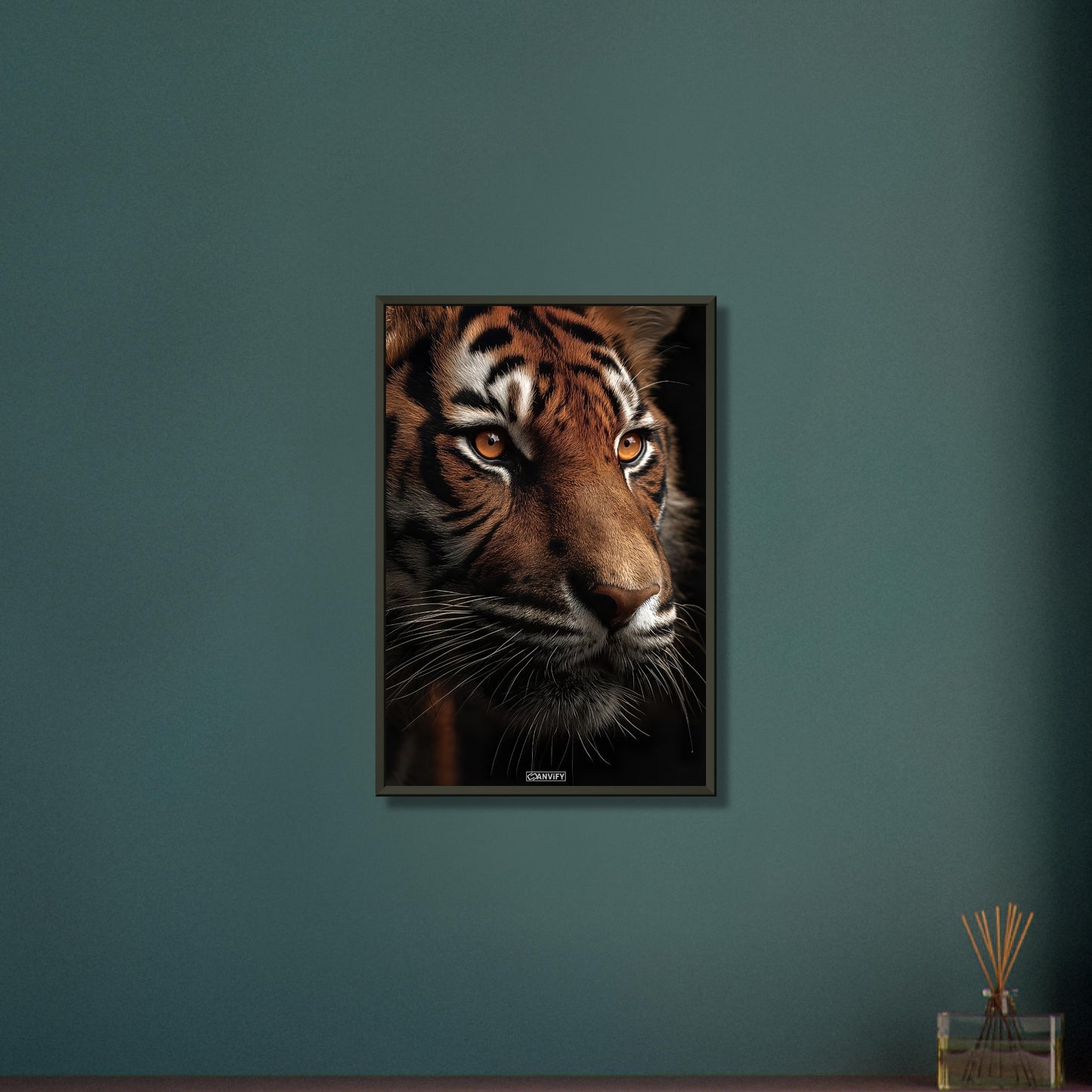Nahaufnahme eines Tigers auf einem Poster im Metallrahmen