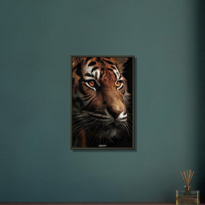 Nahaufnahme eines Tigers auf einem Poster im Metallrahmen