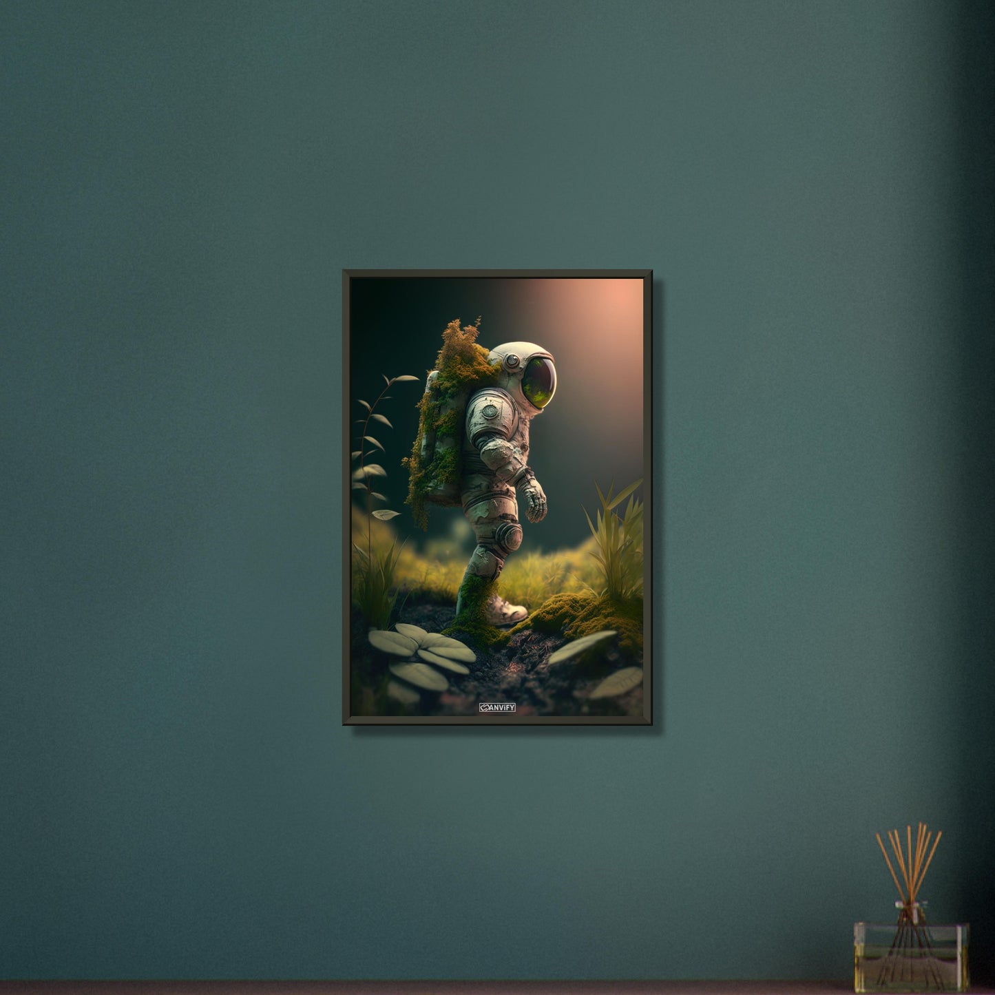 Bemooster kleiner Astronaut unbekanntem Planeten auf einem Poster im Metallrahmen