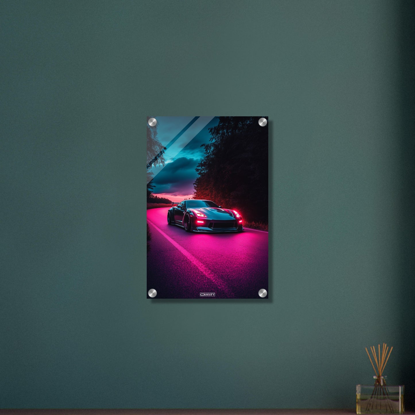 Nissan GT-R oder auch Godzilla genannt in dunkler Farbe bei Nacht und pinker Beleuchtung auf einem Acrylbild