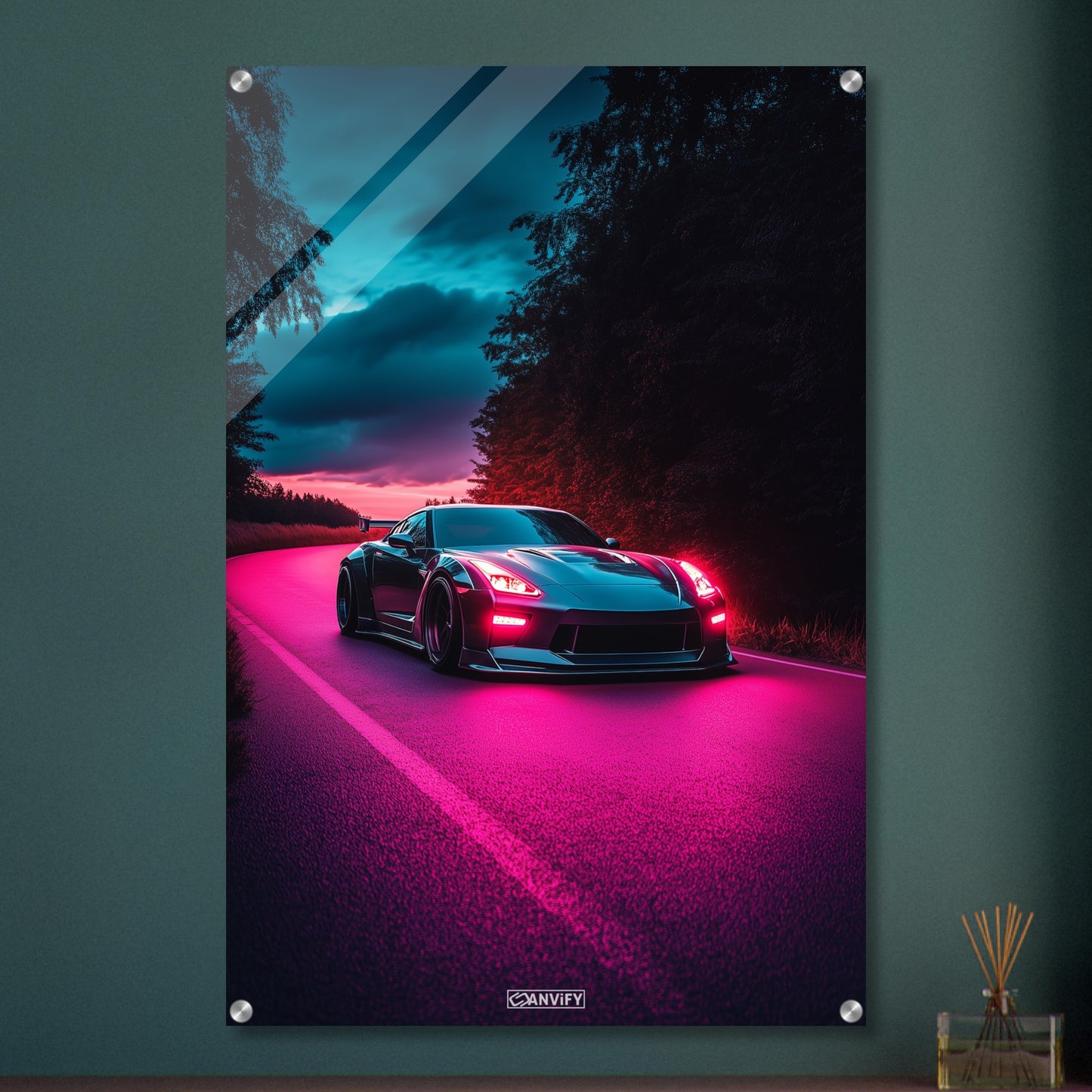 Nissan GT-R oder auch Godzilla genannt in dunkler Farbe bei Nacht und pinker Beleuchtung auf einem Acrylbild