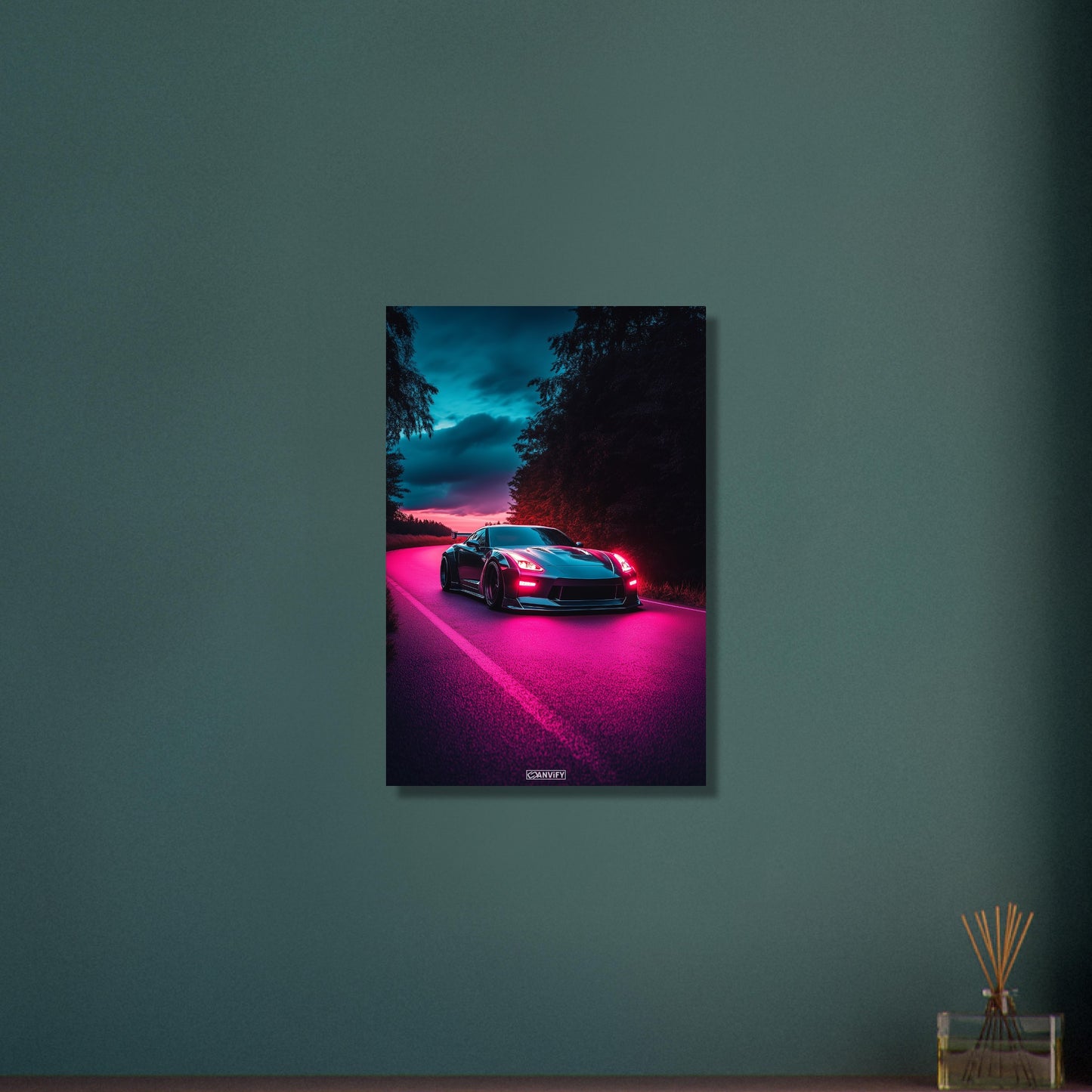 Nissan GT-R oder auch Godzilla genannt in dunkler Farbe bei Nacht und pinker Beleuchtung auf Aluminium
