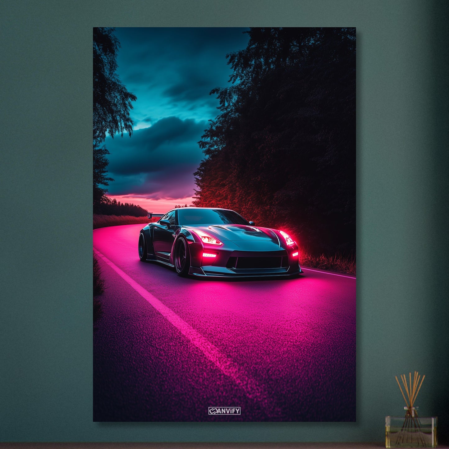 Nissan GT-R oder auch Godzilla genannt in dunkler Farbe bei Nacht und pinker Beleuchtung auf Aluminium