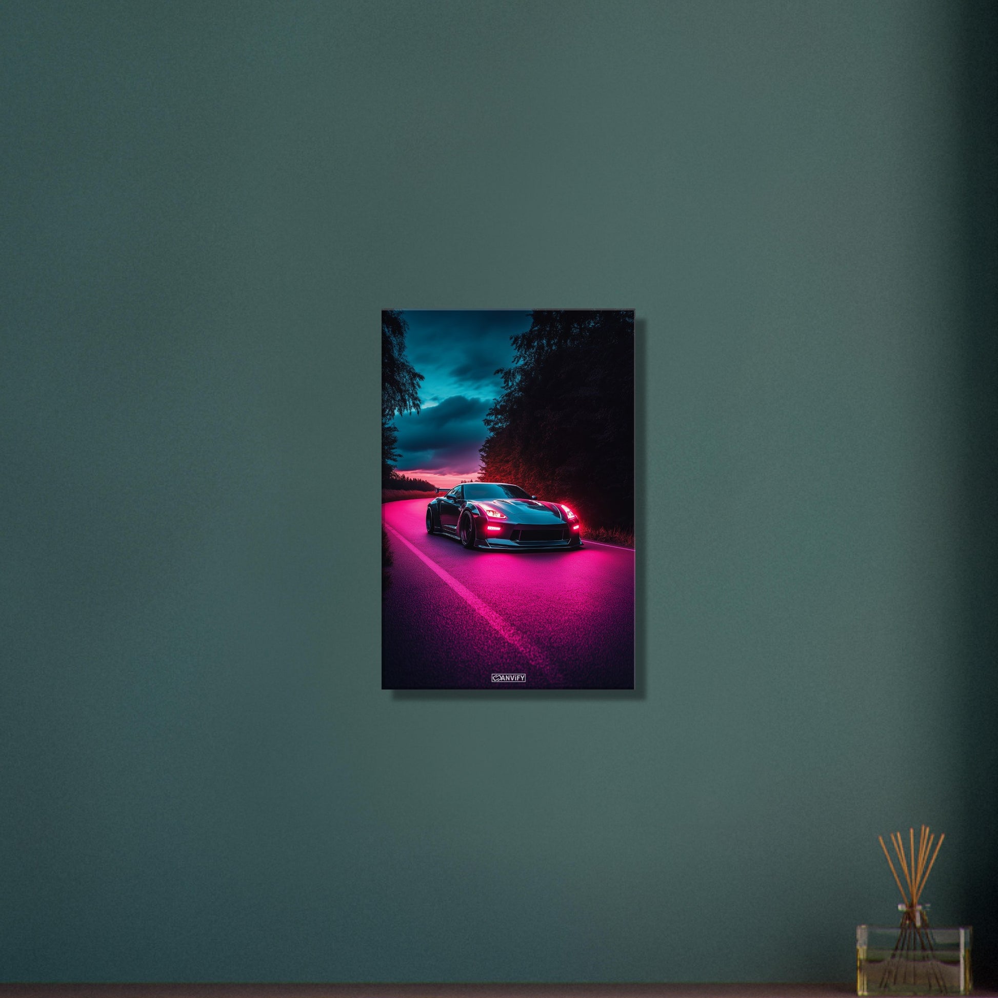 Nissan GT-R oder auch Godzilla genannt in dunkler Farbe bei Nacht und pinker Beleuchtung auf einer Leinwand