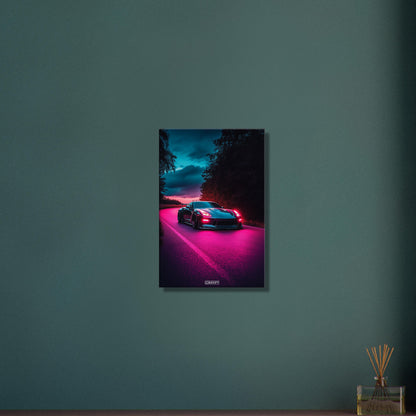 Nissan GT-R oder auch Godzilla genannt in dunkler Farbe bei Nacht und pinker Beleuchtung auf einer Leinwand