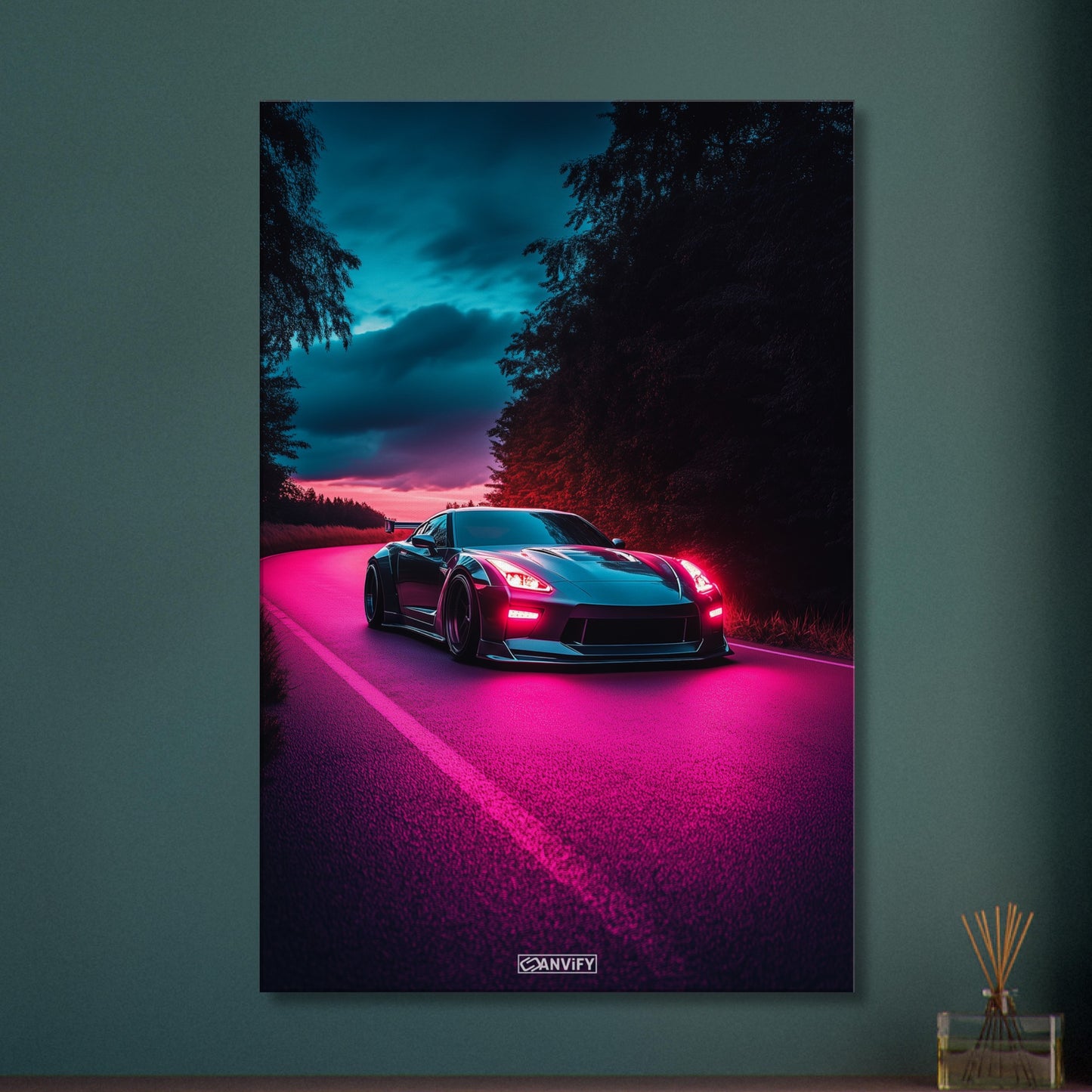 Nissan GT-R oder auch Godzilla genannt in dunkler Farbe bei Nacht und pinker Beleuchtung auf einer Leinwand