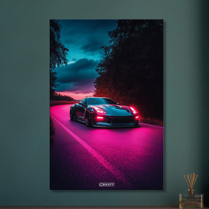 Nissan GT-R oder auch Godzilla genannt in dunkler Farbe bei Nacht und pinker Beleuchtung auf einer Leinwand
