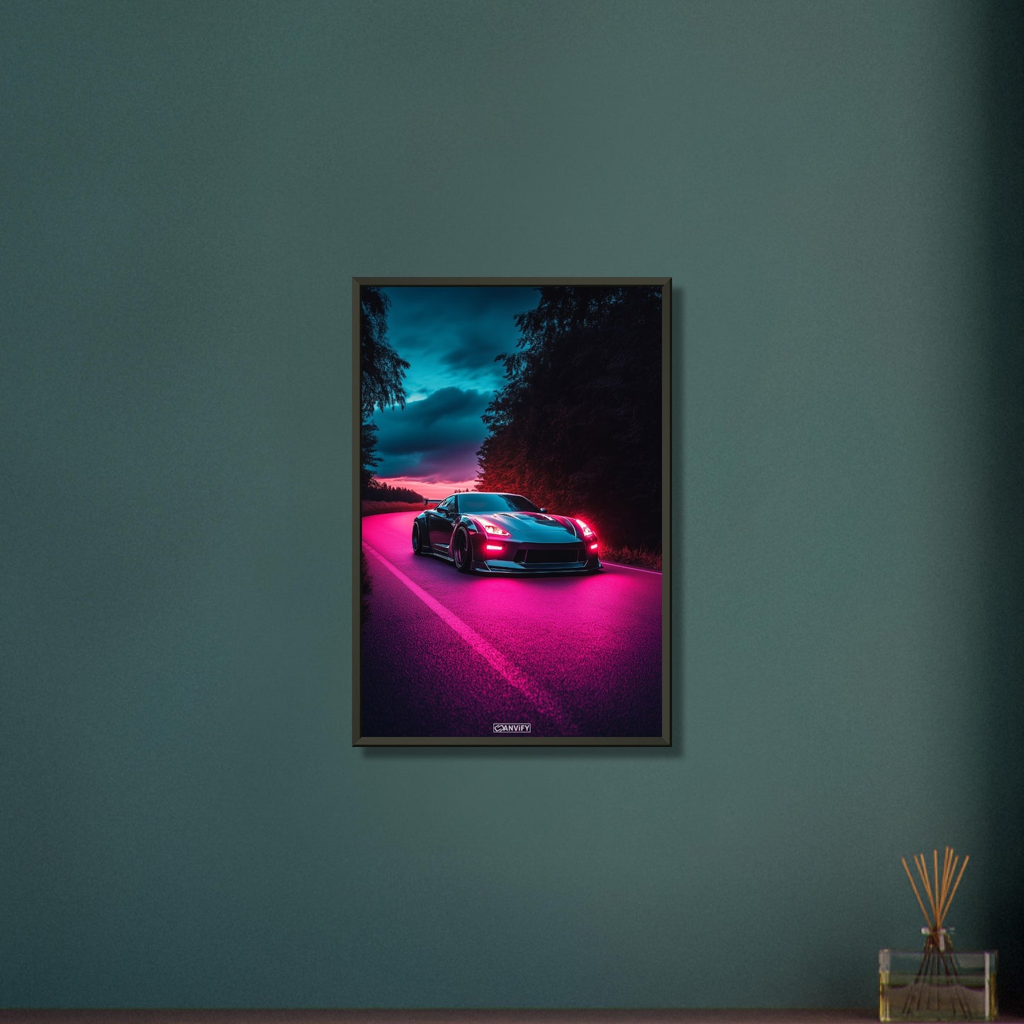Nissan GT-R oder auch Godzilla genannt in dunkler Farbe bei Nacht und pinker Beleuchtung auf einem Poster im Metallrahmen