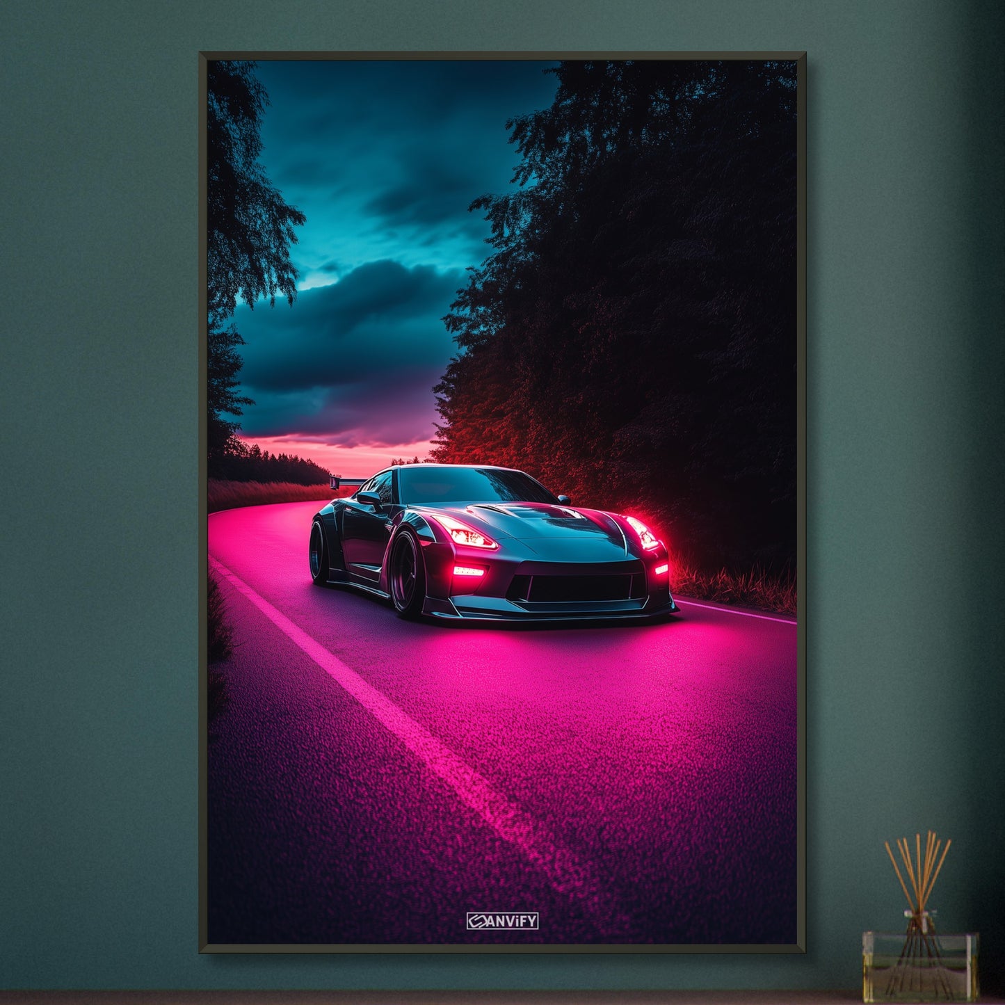 Nissan GT-R oder auch Godzilla genannt in dunkler Farbe bei Nacht und pinker Beleuchtung auf einem Poster im Metallrahmen