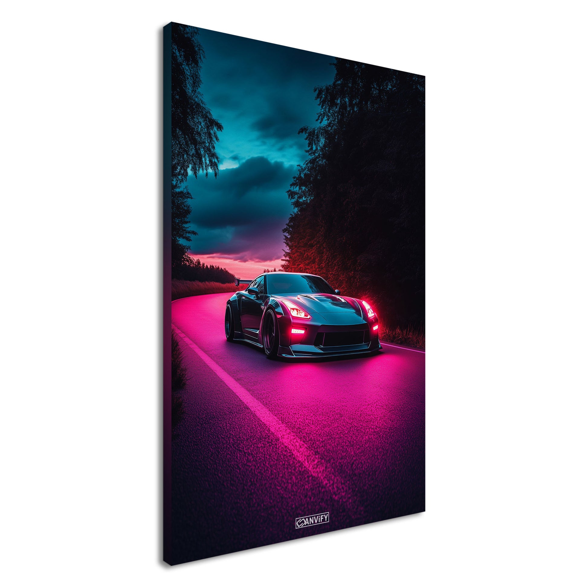 Nissan GT-R oder auch Godzilla genannt in dunkler Farbe bei Nacht und pinker Beleuchtung auf einer Leinwand