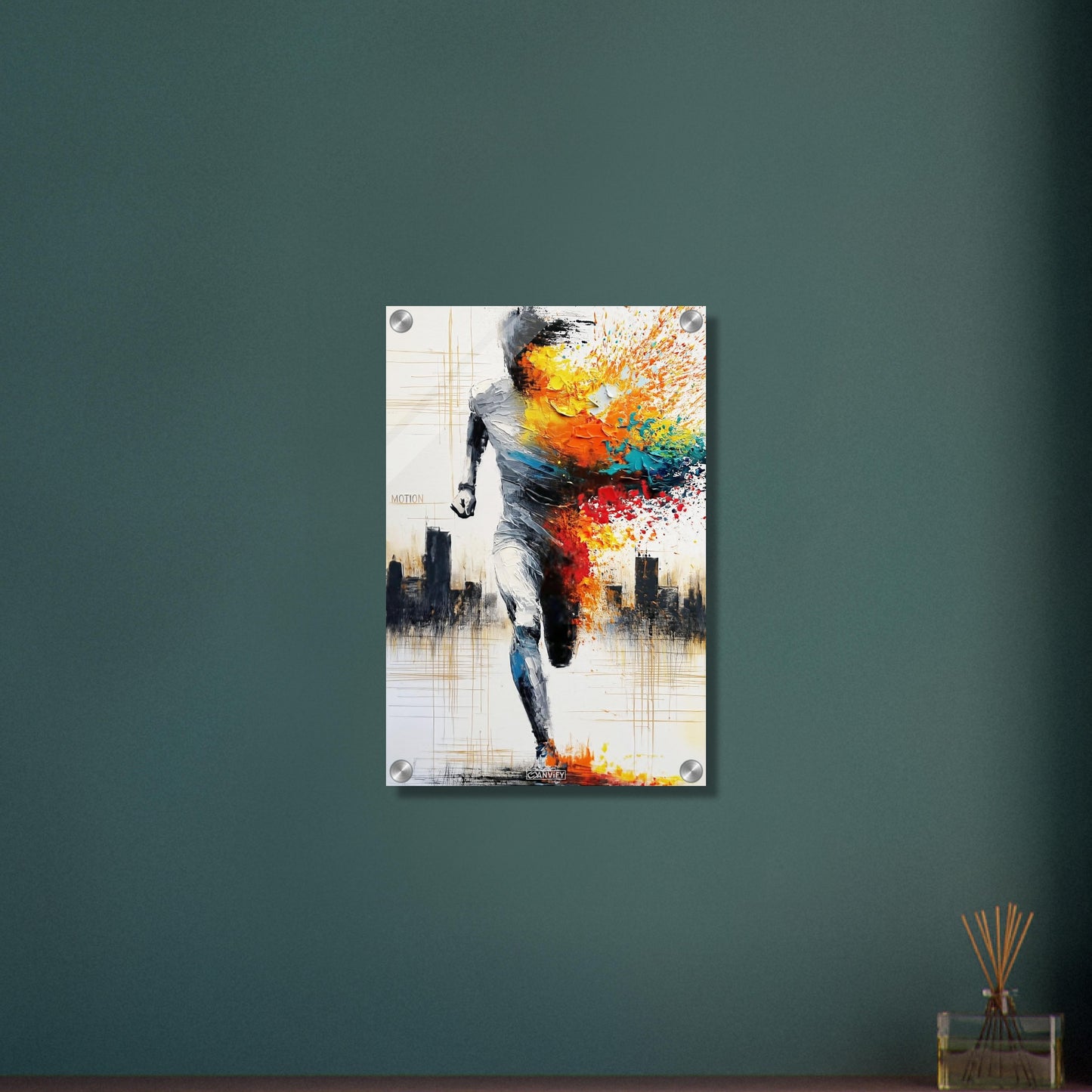 Ultramarathonläufer mit bunten Ölfarben und einem Motivationsspruch "Motion" und einer Skyline im Hintergrund auf einem Acrylbild