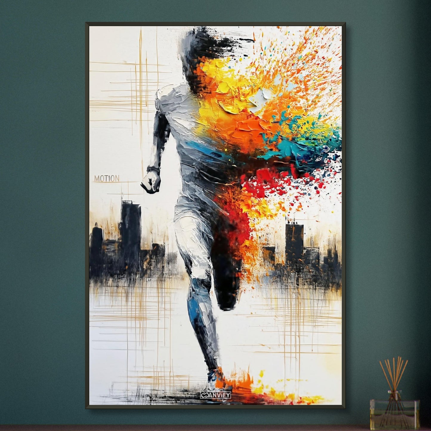 Ultramarathonläufer mit bunten Ölfarben und einem Motivationsspruch "Motion" und einer Skyline im Hintergrund auf einem Poster im Metallrahmen