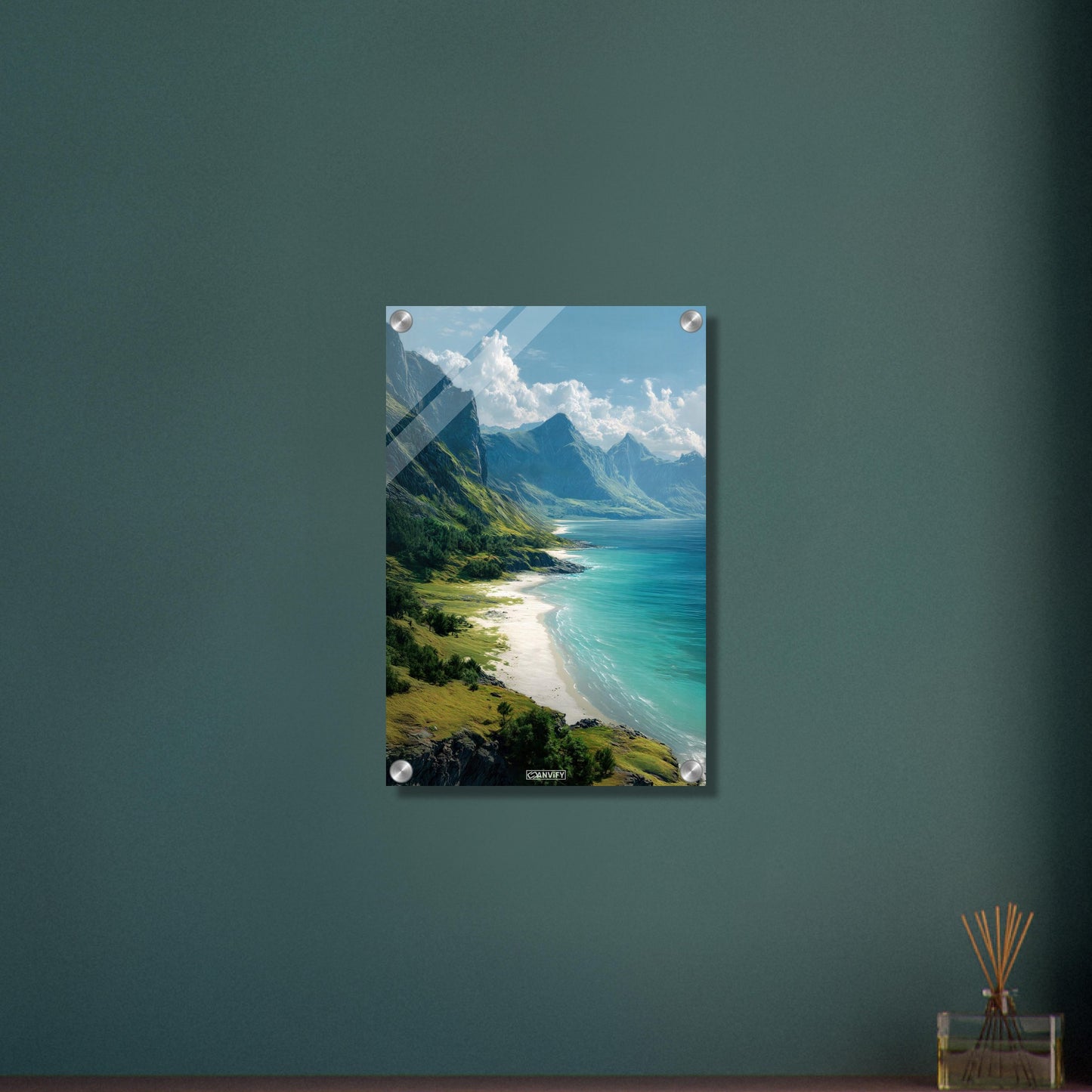 Verstecktes Strandparadies mit türkisem Wasser mit Bergen auf einem Acrylbild