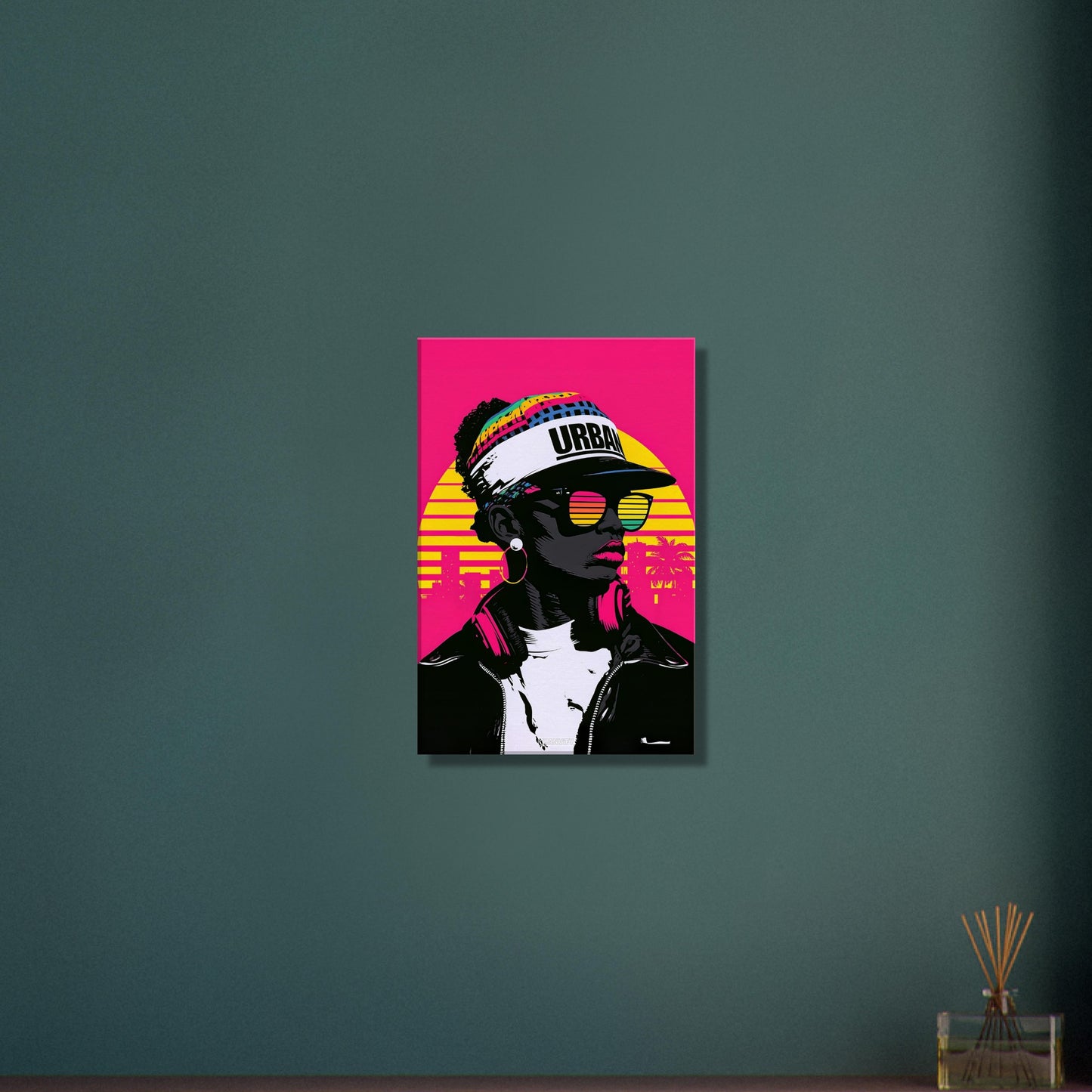 Hip-Hop-Frau mit einer Urban-Cap bei Sonnenuntergang in Miami im Pop Art Stil auf einer Leinwand