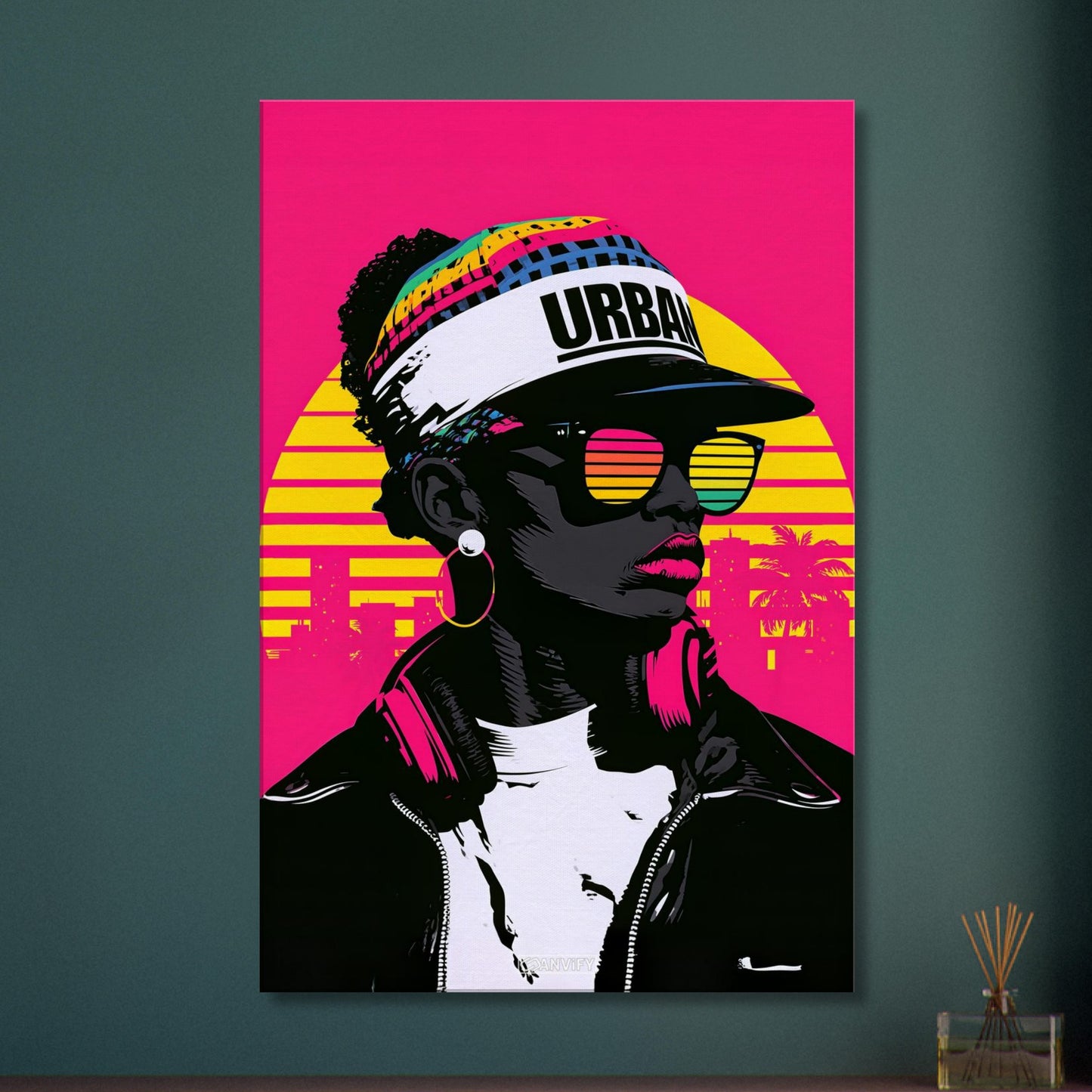 Hip-Hop-Frau mit einer Urban-Cap bei Sonnenuntergang in Miami im Pop Art Stil auf einer Leinwand
