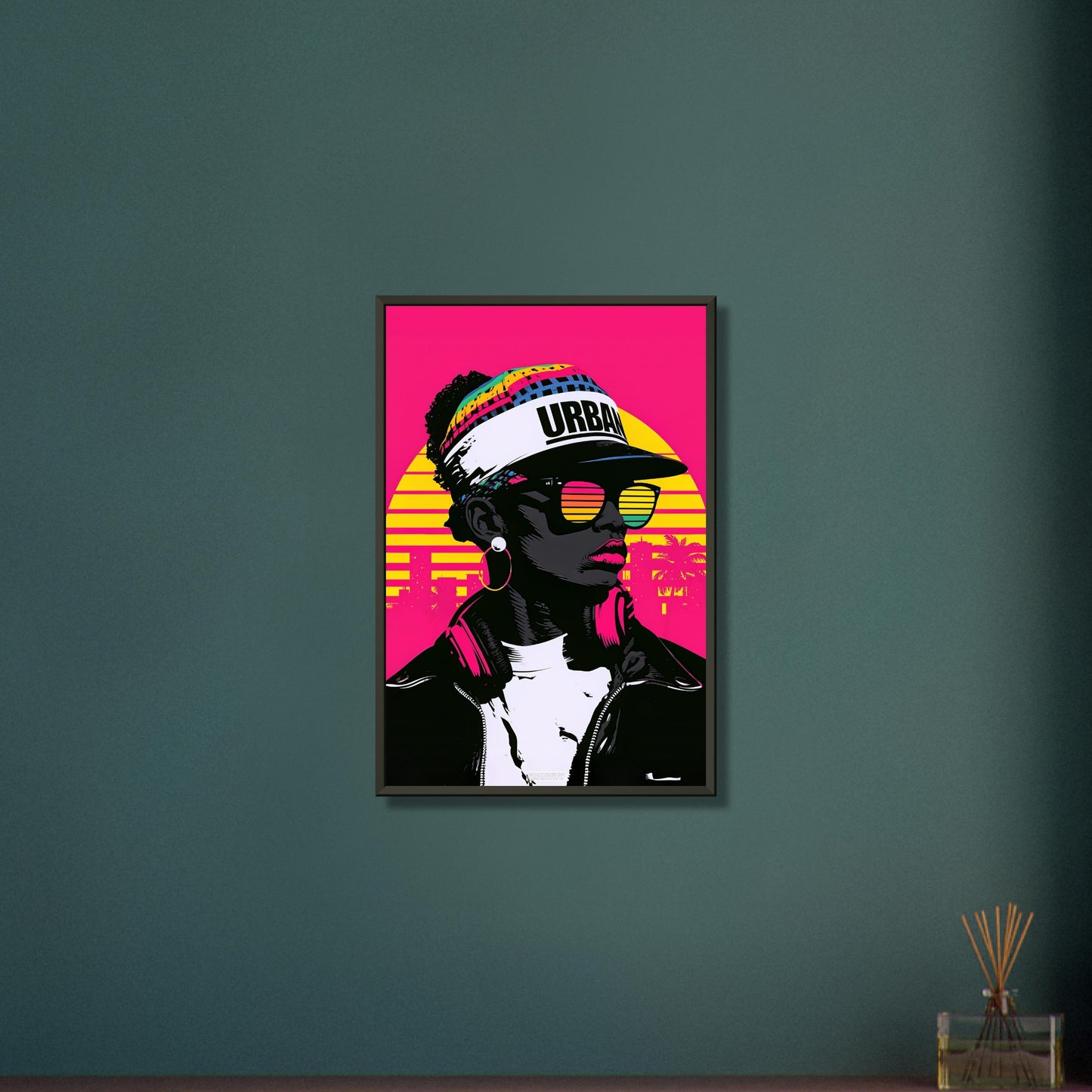 Hip-Hop-Frau mit einer Urban-Cap bei Sonnenuntergang in Miami im Pop Art Stil auf einem Poster im Metallrahmen